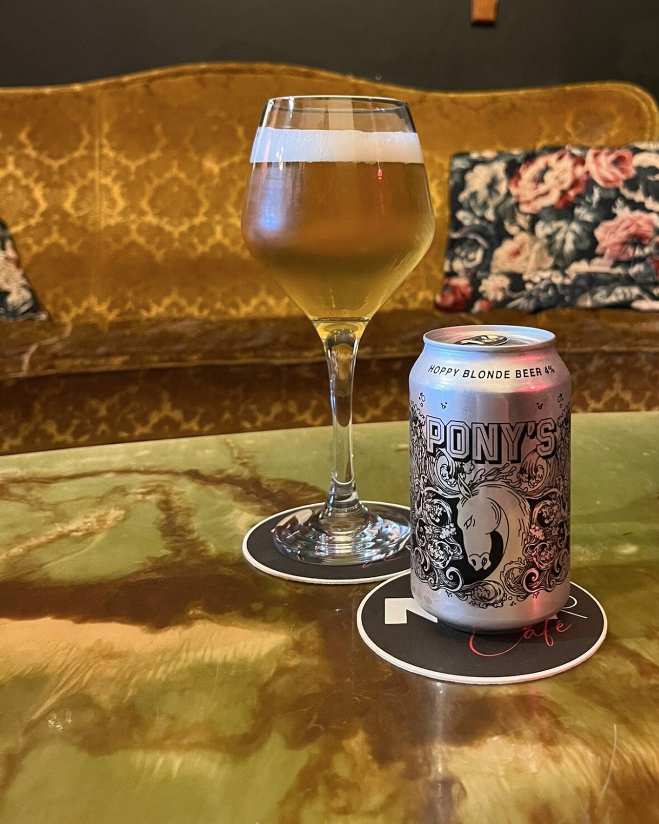 Pony&rsquo;s &amp; Fony&rsquo;s - Gentse trots in de mooiste blikjes!

Pony&rsquo;s = fris hoppig pintje
Fony&rsquo;s = alcoholvrij maar minstens even lekker!

Kom ze proeven op ons zonnig terrasje of spring binnen &amp; geniet van het gezellige inte