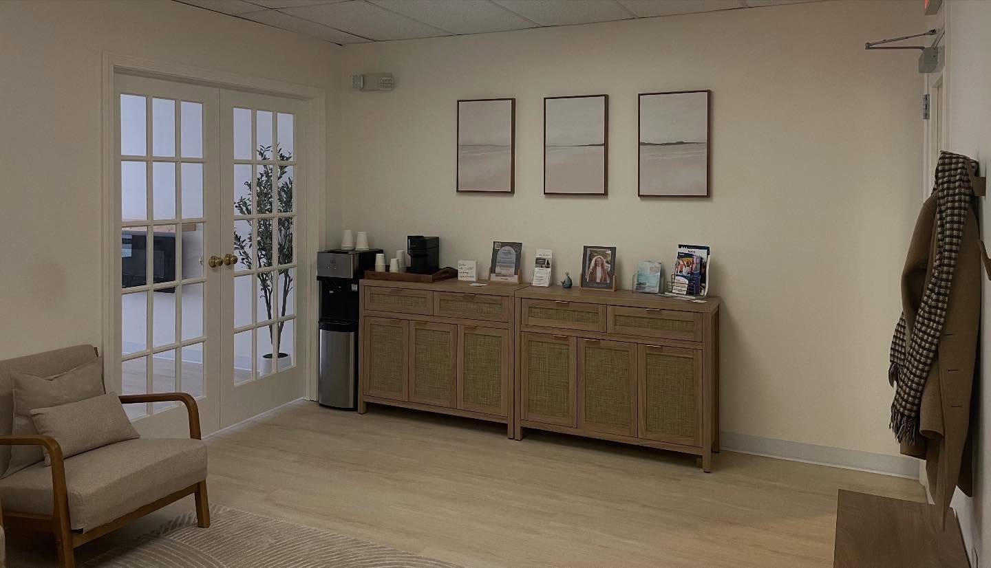 A space designed with everyone in mind 🤍
More than just a waiting room, this is a calm and welcoming place for parents, caregivers, and siblings to pause, breathe, and feel supported while their loved one meets with one of our clinicians. 
Unwind wi