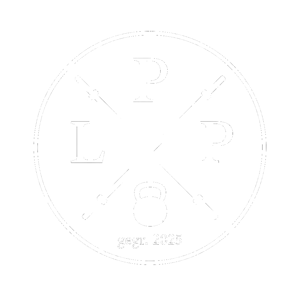 Ein schwarzes Logo mit einem weißen Kreis, darin ein Gewichthebergürtel, zwei diagonale Linien mit Hanteln, den Buchstaben L, P, P und eine Schrift 'gegr. 2025'.