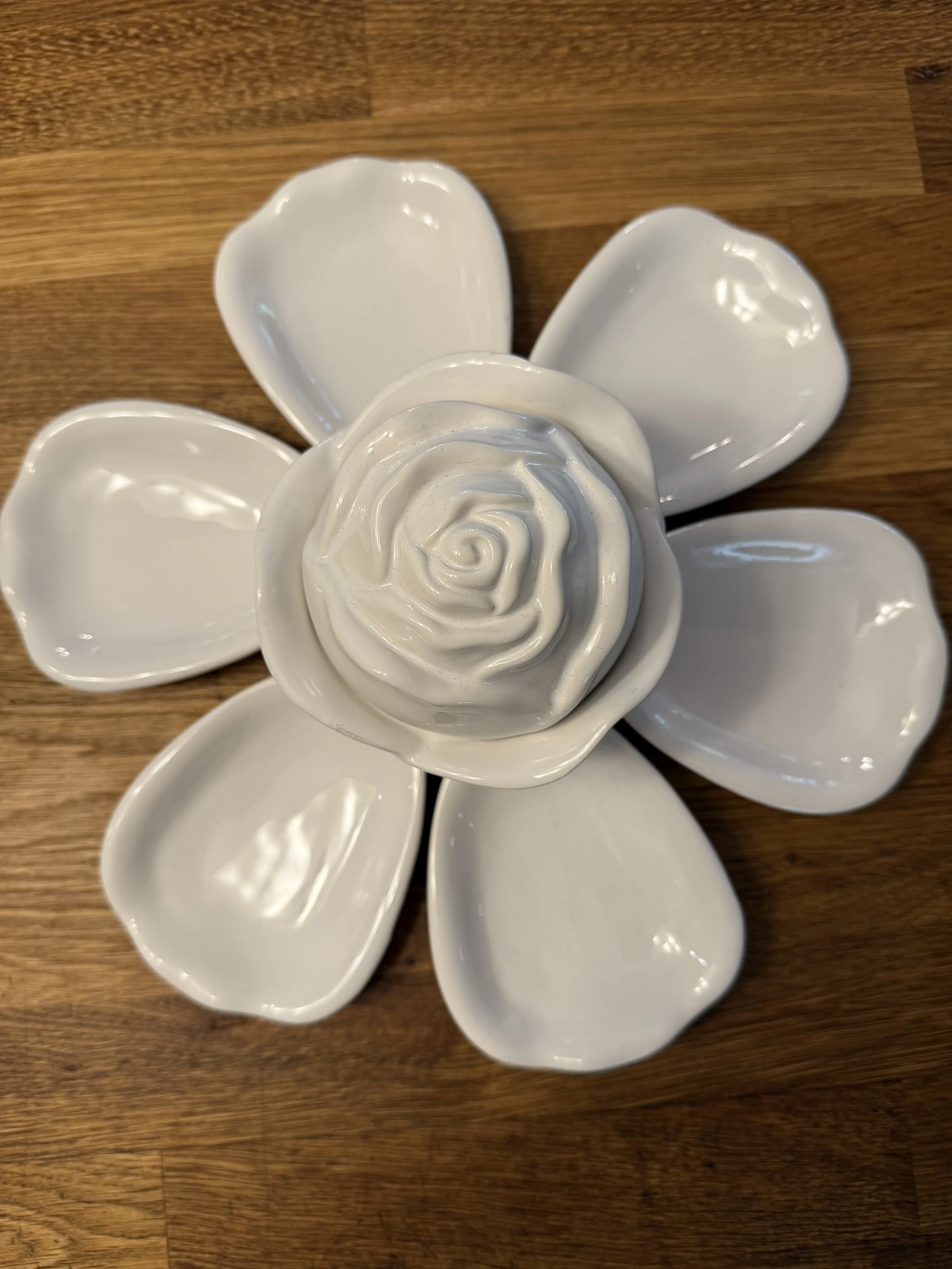 Ceramic Flower-Shaped 8-Piece Serving Dish Set 9.9 x 6.5 x 5.9 inches