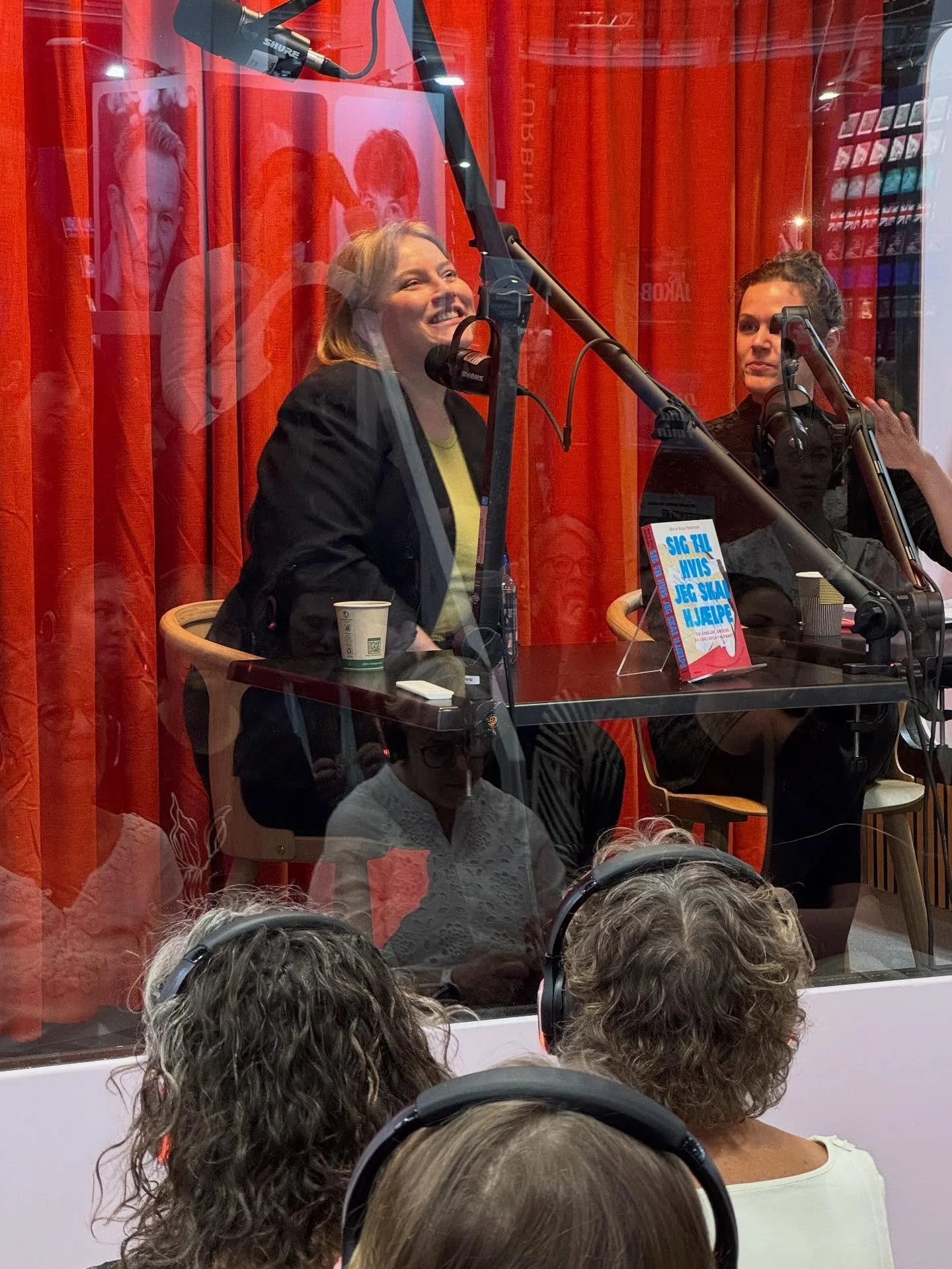 Tak til alle jer der kom og h&oslash;rte @theaktorp og jeg tale om mental load, omsorgsarbejde og snavsede drengev&aelig;relser hos @forlagetpeoples og @mofibo - det var ret vildt at opleve, at folk stod helt ude i mellemgangen for at lytte med. Kunn