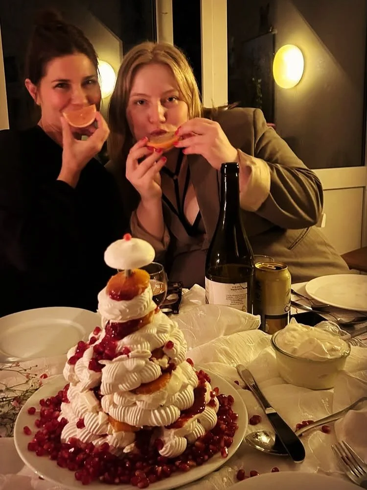 Inviterede mine venner til nyt&aring;rskur. L&aring;nte stole af naboen, k&oslash;bte en favnfuld blomster, byggede et t&aring;rn af merengs og blev mindet om, hvor vidunderligt det er at g&oslash;re sig umage og blive m&oslash;dt i det.

10/10 kan a