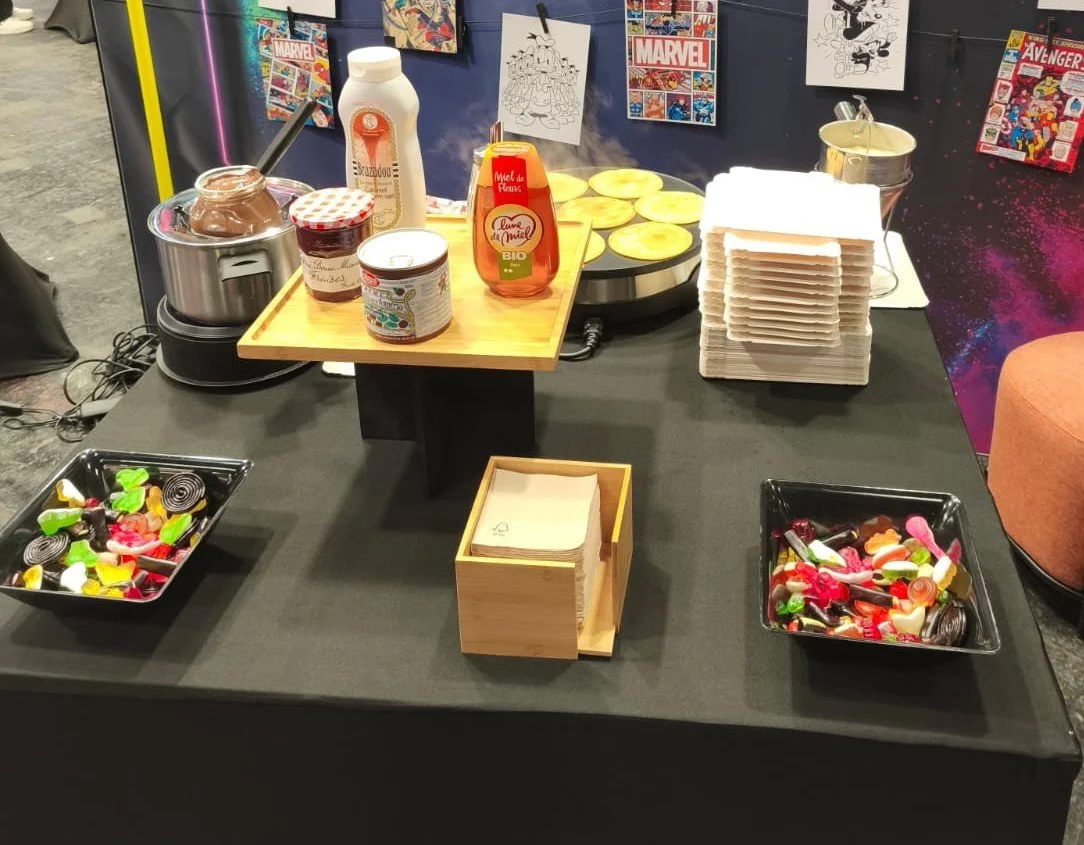 Table avec des bonbons gélifiés, yaourt, miel, crêpes, serviettes et autres produits, ambiance de stand de nourriture ou de buffet. crêpes maisons