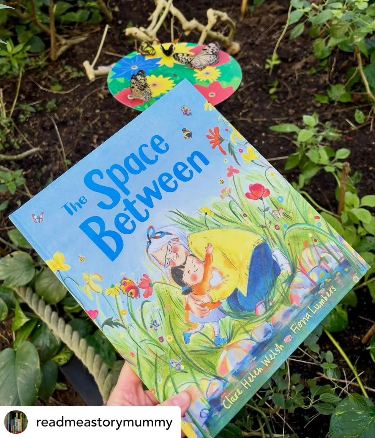 A great review and a great reminder to be patient and kind to ourselves this New Year 💛 Knowing that The Space Between has resonated truly means the world. Thank you for taking the time to read and share your thoughts, @readmeastorymummy xx 

@readm