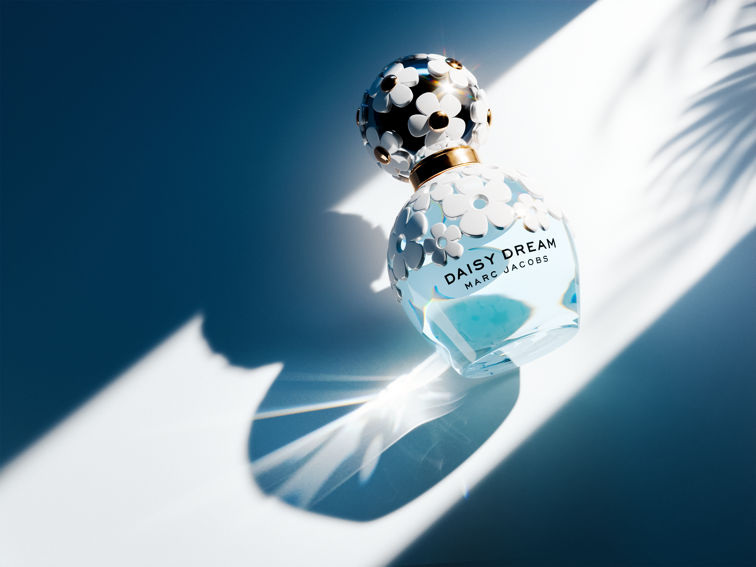 CGI rendering of the Marc Jacobs Daisy Dream fragrance bottle bathed in sunlight, casting delicate shadows and soft refractions. The image captures the play of glass, metal, and light to evoke clarity, freshness, and quiet elegance.