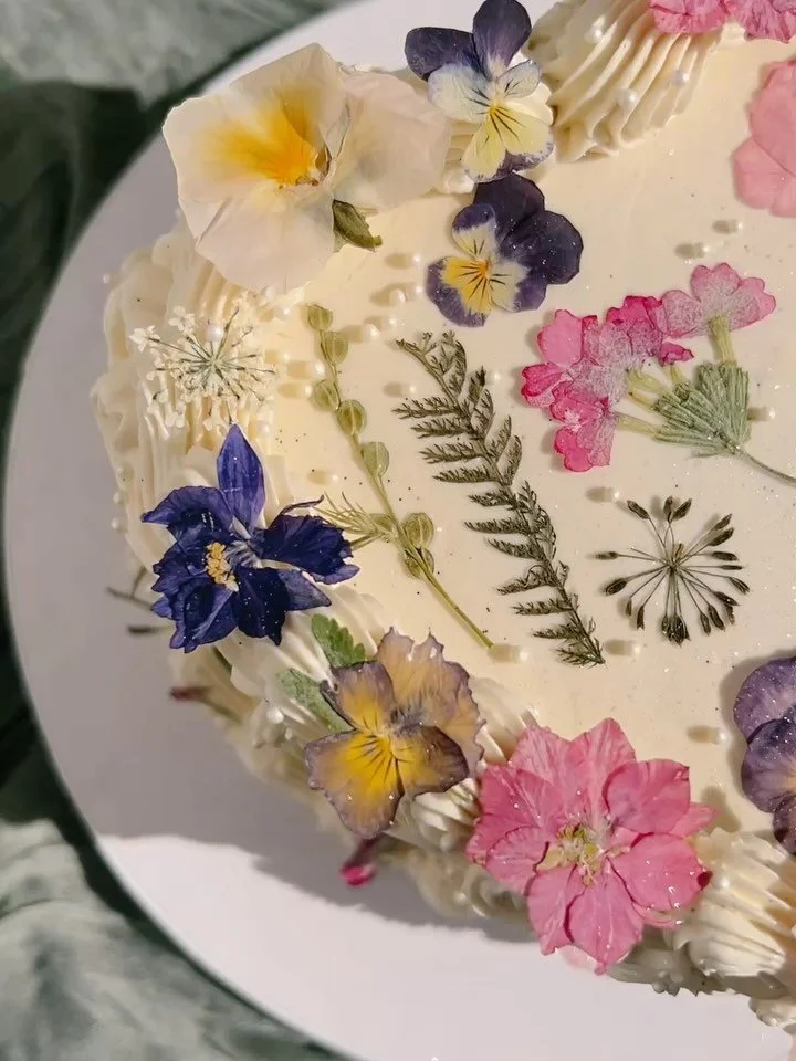 A love letter in sugar and blooms 💐✨
This dried floral wedding cake was inspired by the bride&rsquo;s floral dress! 💕