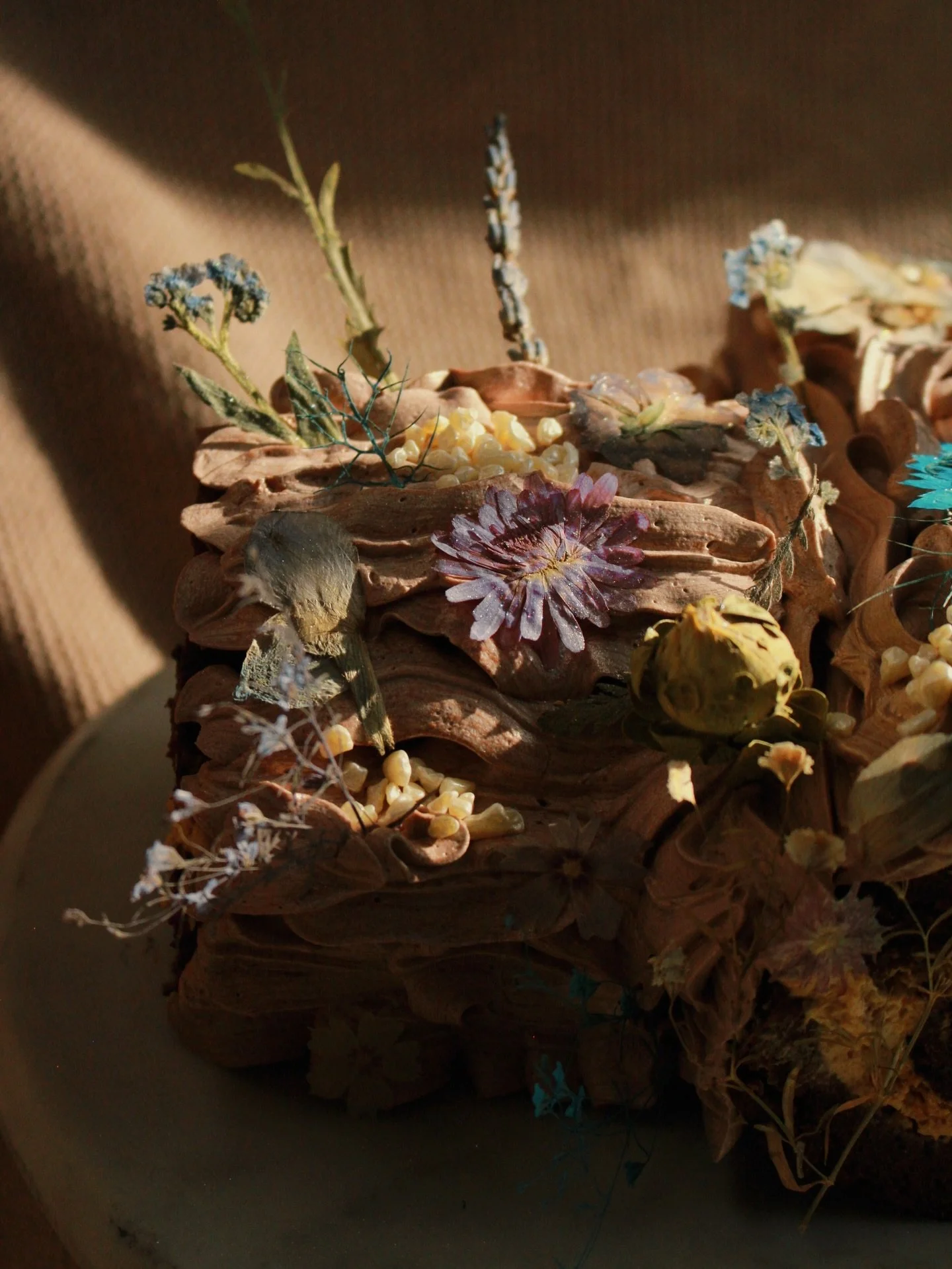 my annual B&ucirc;che de No&euml;l 🎄✨ it&rsquo;s one of my favorite traditions that I started with my little family &amp; now so excited to make it with my baby one day! 🥹 I did not have the capacity to make meringue mushrooms (newborn lyfe) but st