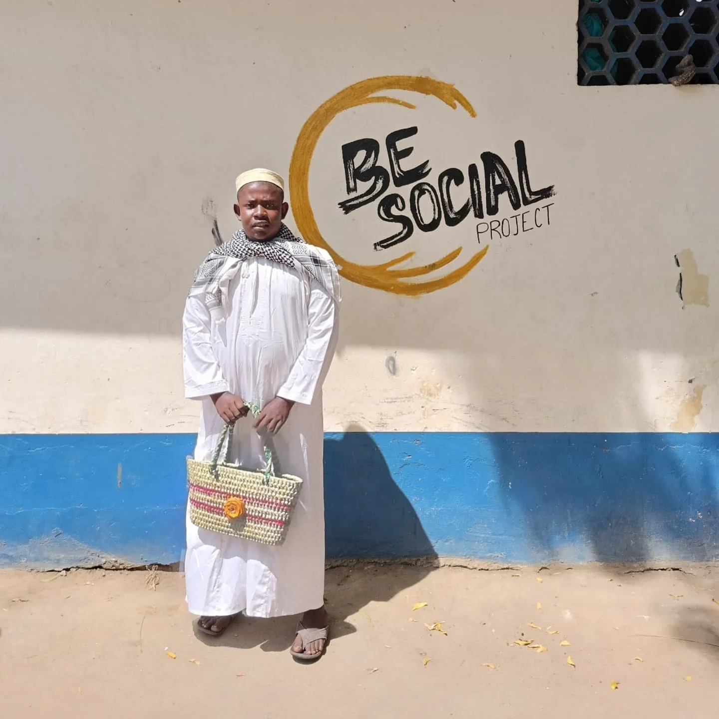 ✨ La historia de Abubakar: de alumno a maestro ✨

Abubakar tiene 17 a&ntilde;os y es el profesor de weaving (hoja de palma trenzada, muy parecido al mimbre) en nuestro taller ocupacional. Su historia es un ejemplo maravilloso de c&oacute;mo, con apoy