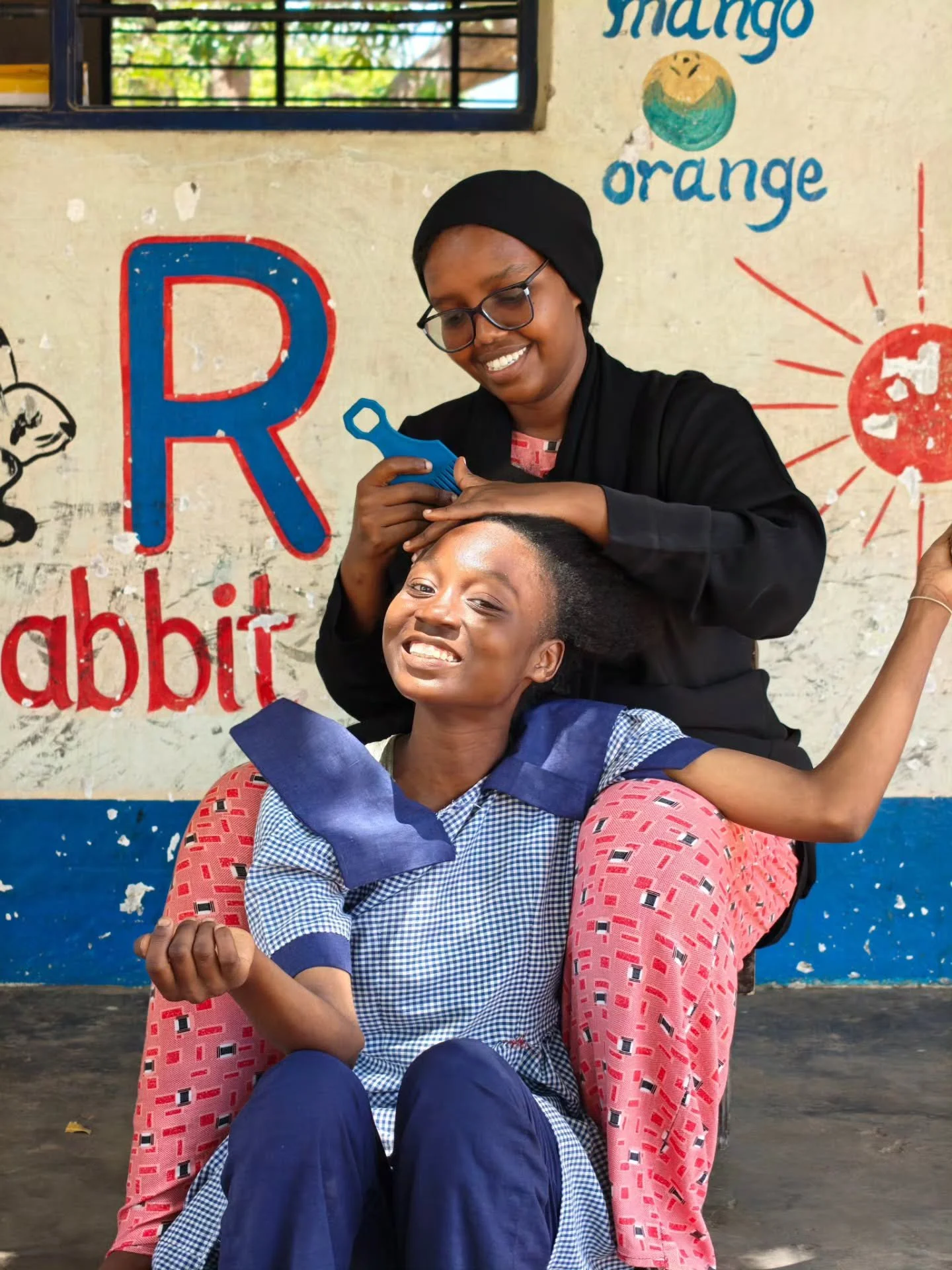 En &Aacute;frica, el cabello tiene alma. Cada trenza, cada rizo, cada textura cuenta algo sobre la persona que lo lleva.

🪮 Peinar el cabello es un acto de comunidad.
En los patios, bajo la sombra de los &aacute;rboles o en los salones de barrio, la