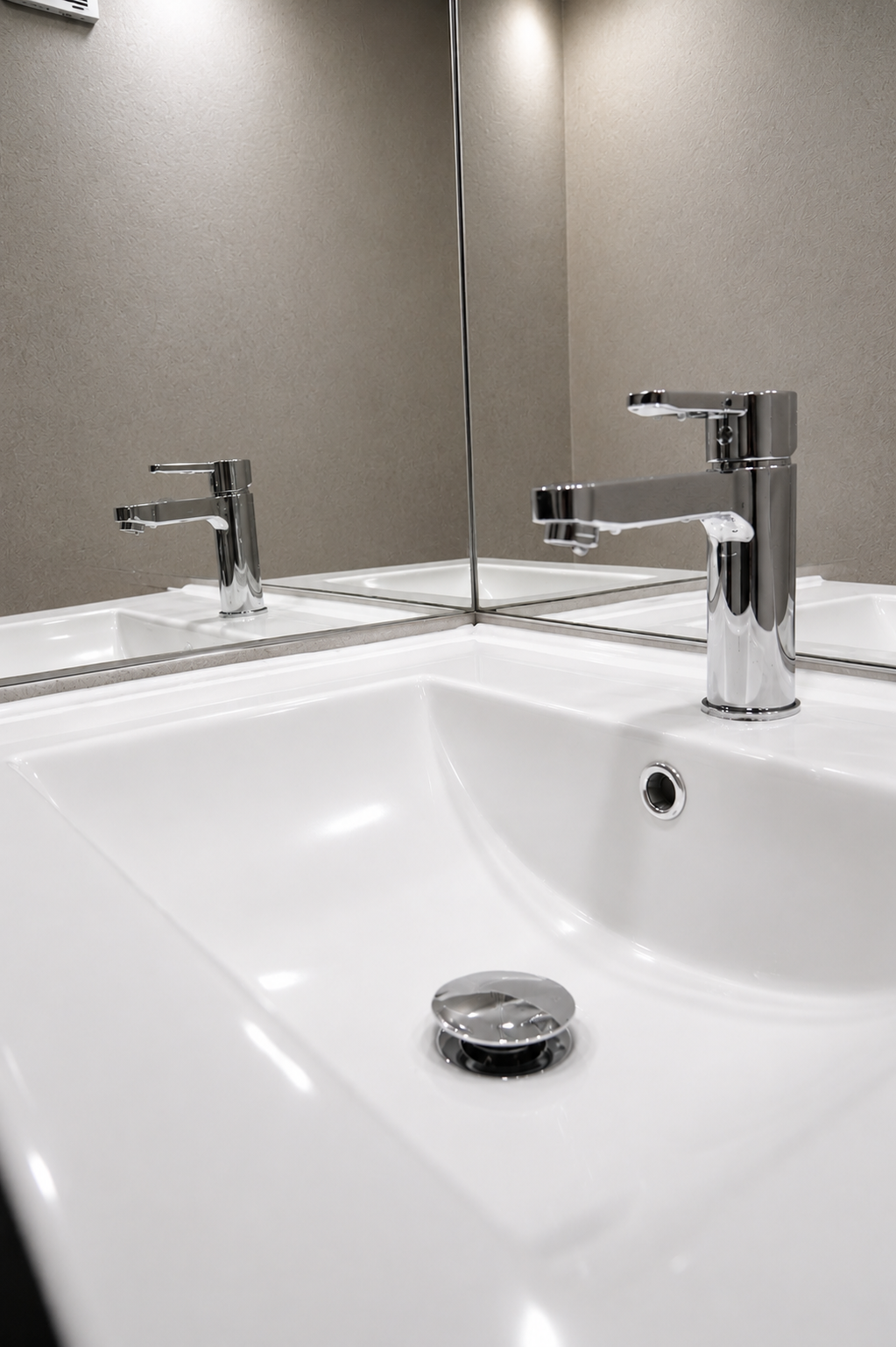 Baño colegio Newland remodelado