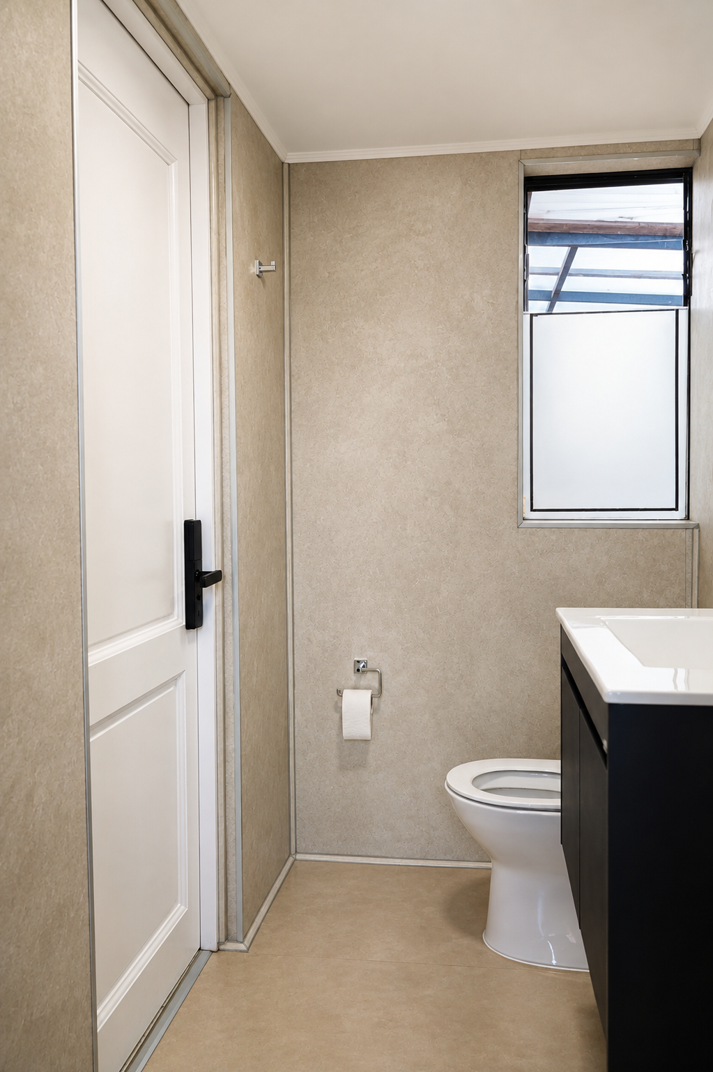 Baño colegio Newland remodelado