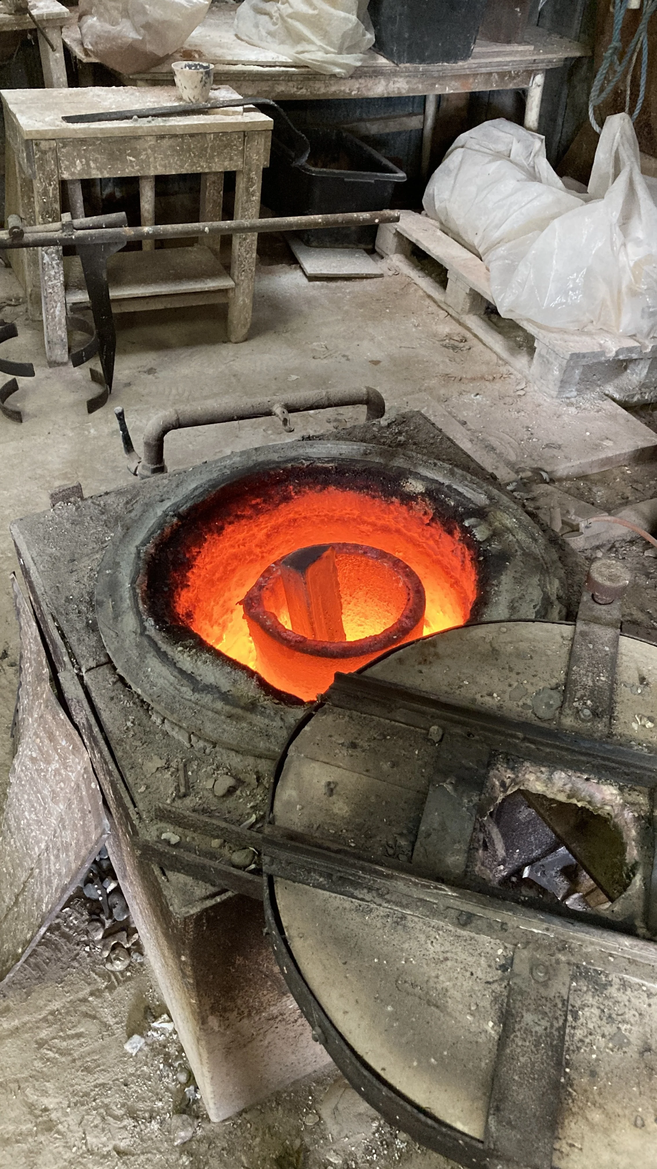 3  -  Bronze smeltes i en digle nedsat i en ovn der bringer temperaturen op på ca. 1.150 grader