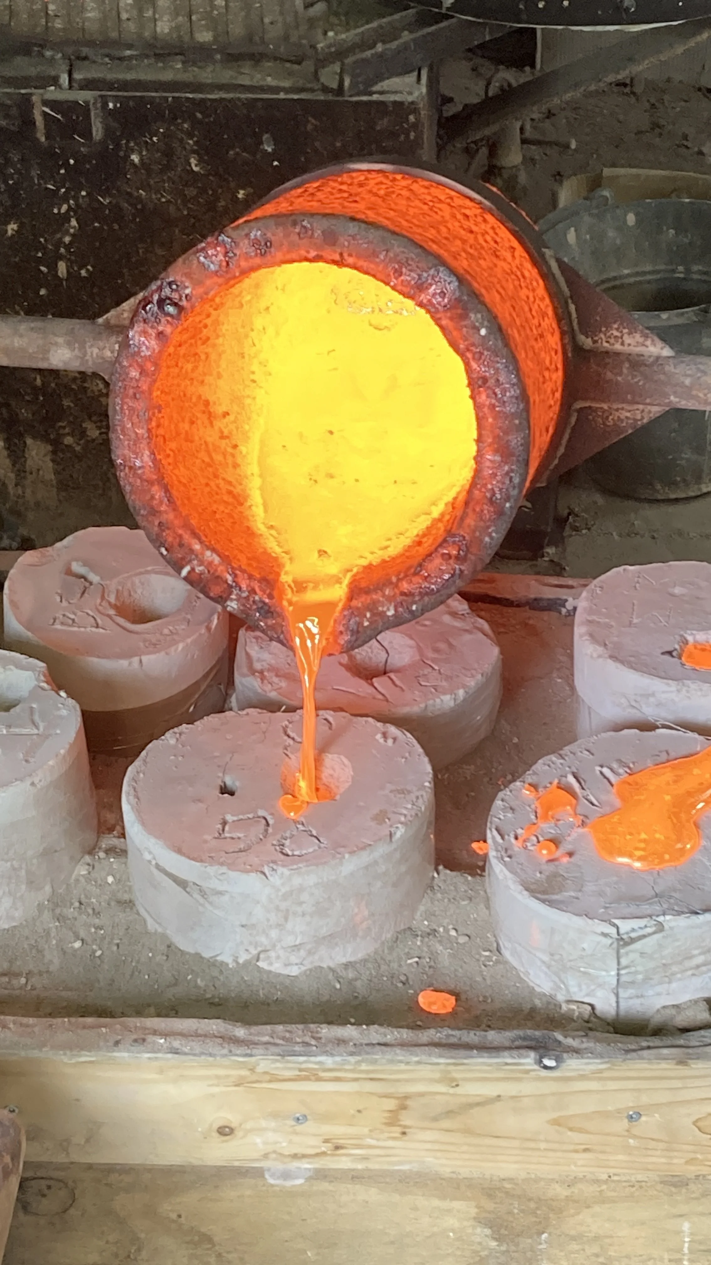 4  -  Den flydende bronze hældes i gipsformen. På dette tidspunkt har bronzen konsistens som vand.