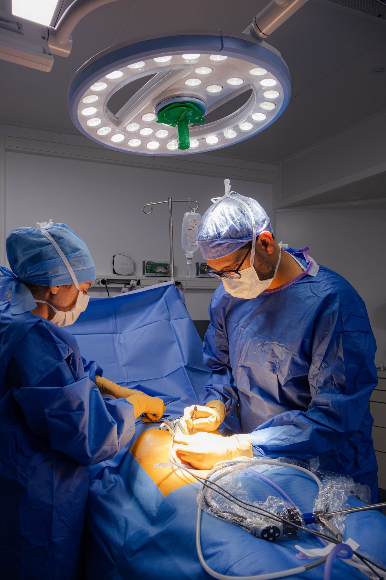 Équipe chirurgicale en intervention au bloc opératoire de la Polyclinique Les Fleurs