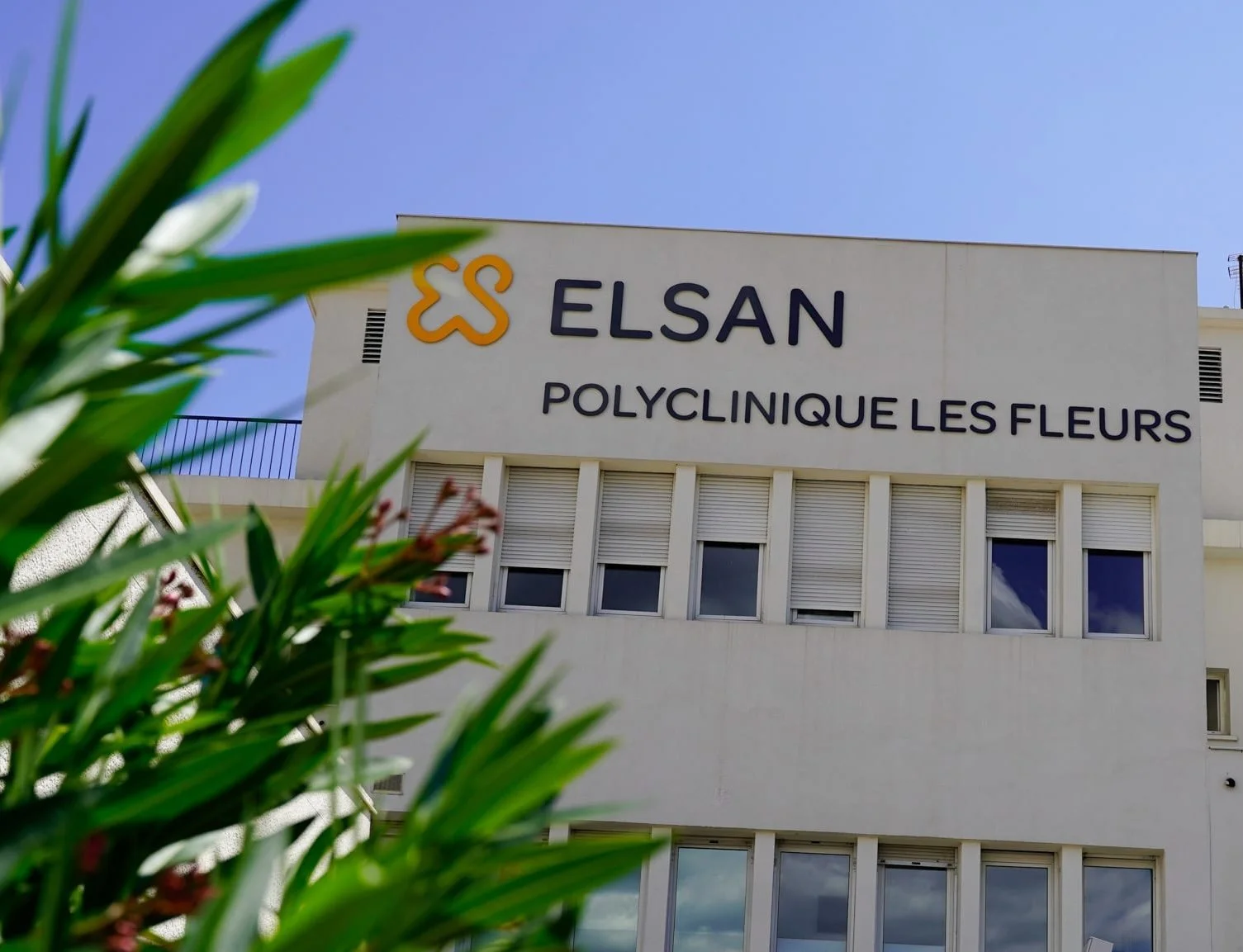 Façade de la Polyclinique Les Fleurs à Ollioules