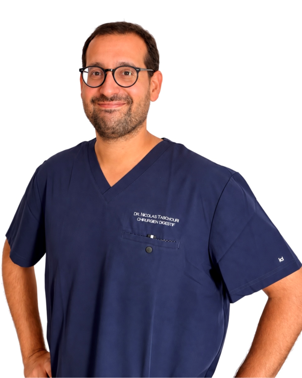 Dr Nicolas Tabchouri, chirurgien digestif, en tenue de bloc