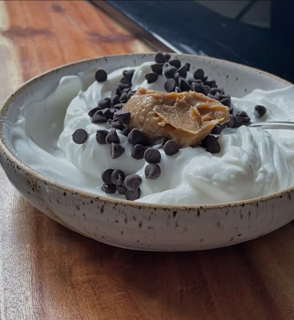 Greek yogurt, mini dark chocolate chips &amp; peanut butter on top. It&rsquo;s worth trying. It also just looks pretty. 

#dietitian #snacks #greekyogurt #chocolate #peanutbutter