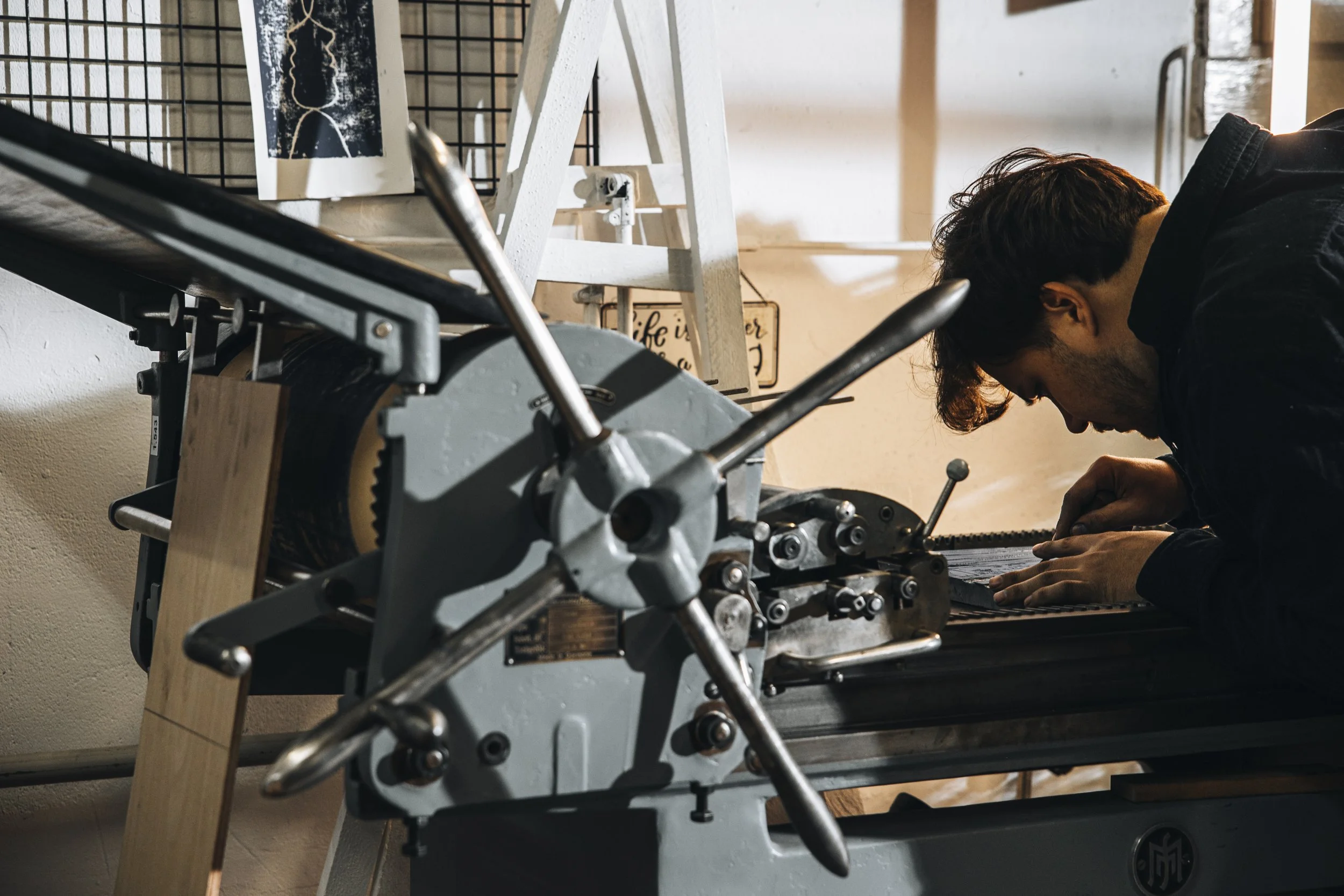 Junge arbeitet an einer Maschine in einem Workshop