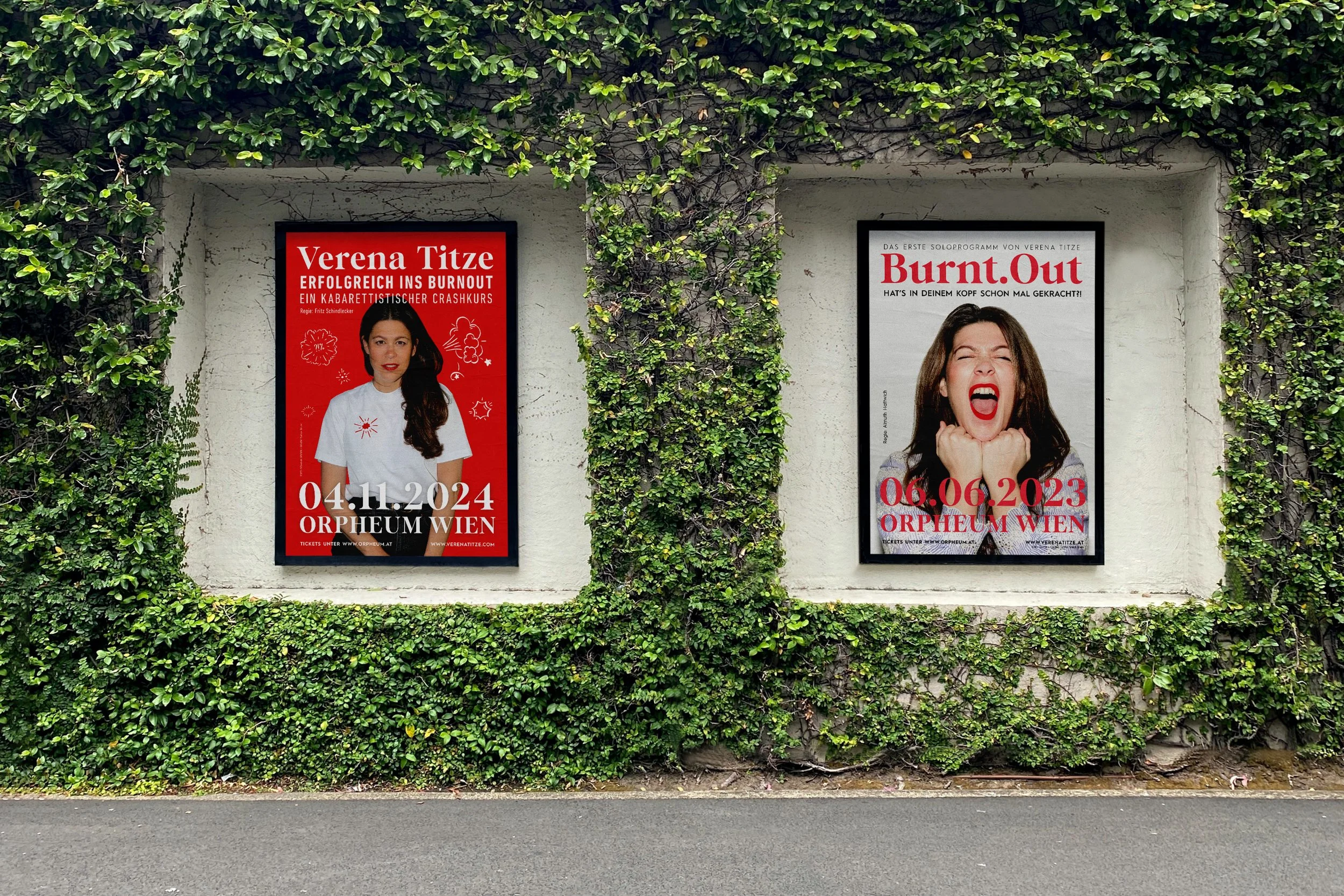 Zwei Plakate an einer Wand, beide zeigen Frauen mit Text und Terminen für Veranstaltungen im Orpheum Wien, einer links in Rot mit einer Frau, die in weißer Bluse lächelt, und einer rechts in Schwarz und Weiß mit einer Frau, die schreit.