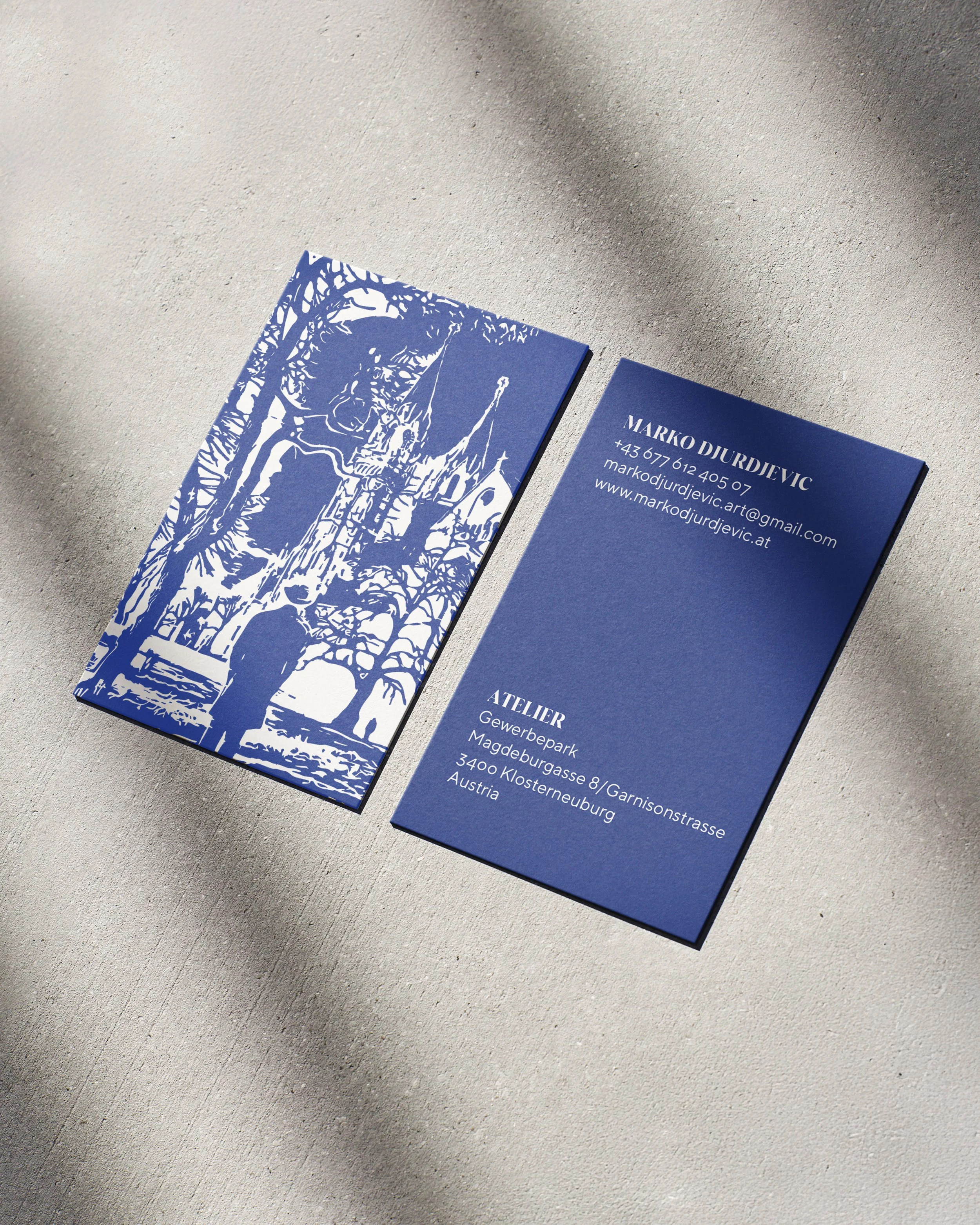 Visitenkarten mit blauer Hintergrundfarbe, eine zeigt eine Illustration eines Baumes und eines Menschen, die andere enthält Kontaktdaten und Adresse in weißem Text.