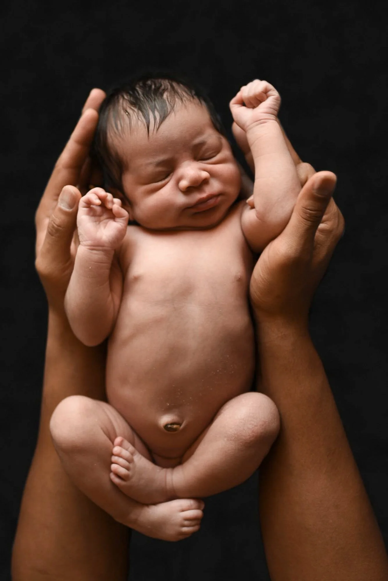 Curling_baby_dad_hands.jpg