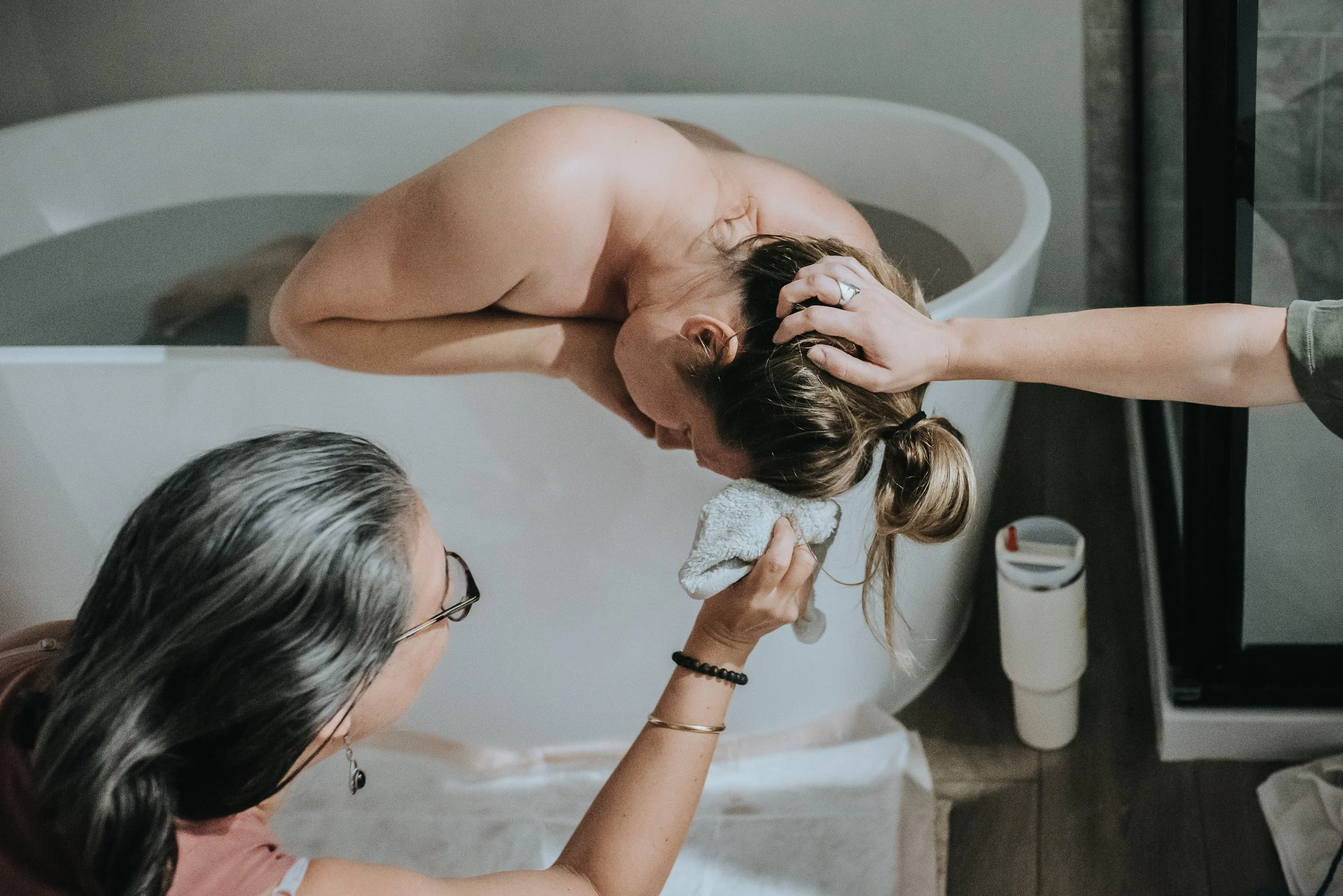 Woman-in-labor-held-by-her-birth-team-in-los-angeles