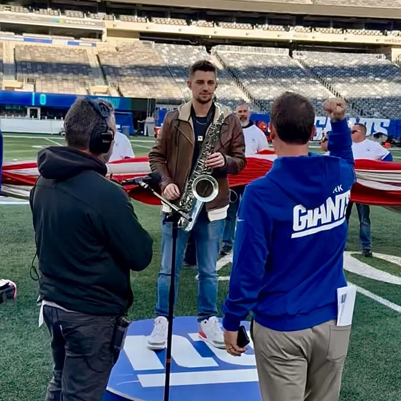 Sound Check for Thursday Night Football @nygiants @nfl @nflonfox @primevideo 

.
.
.
.
.
.
.
#mattbermanmusic #mattberman #music #nfl #nygiants #giants #nationalanthem #metlife #metlifestadium #mattbermansaxophone #live #performance #fyp #artistsofin