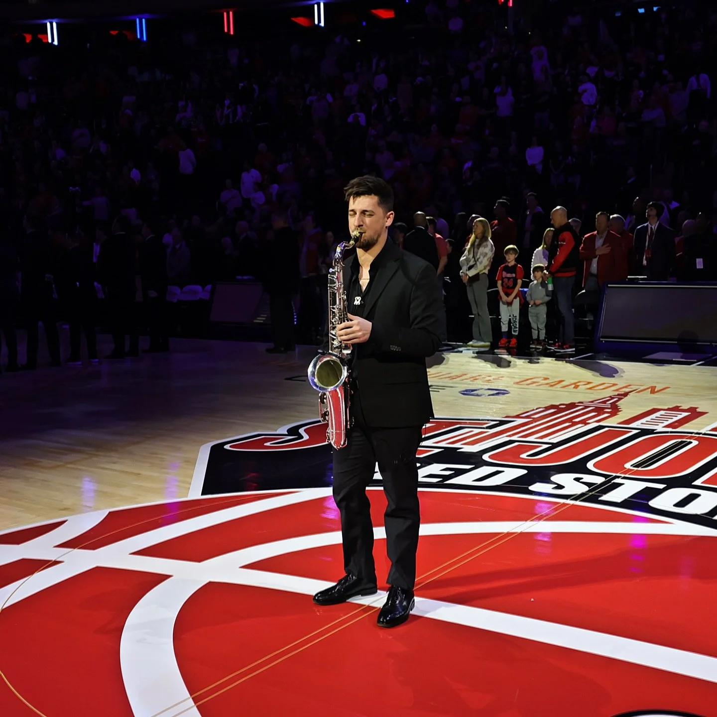 Madison Square Garden:  it was such an honor to play @thegarden - Thank you to the amazing team for having me and giving me the opportunity to perform at such an iconic venue.

.
#mattbermanmusic #madisonsquaregarden #basketball #livemusic #saxophone