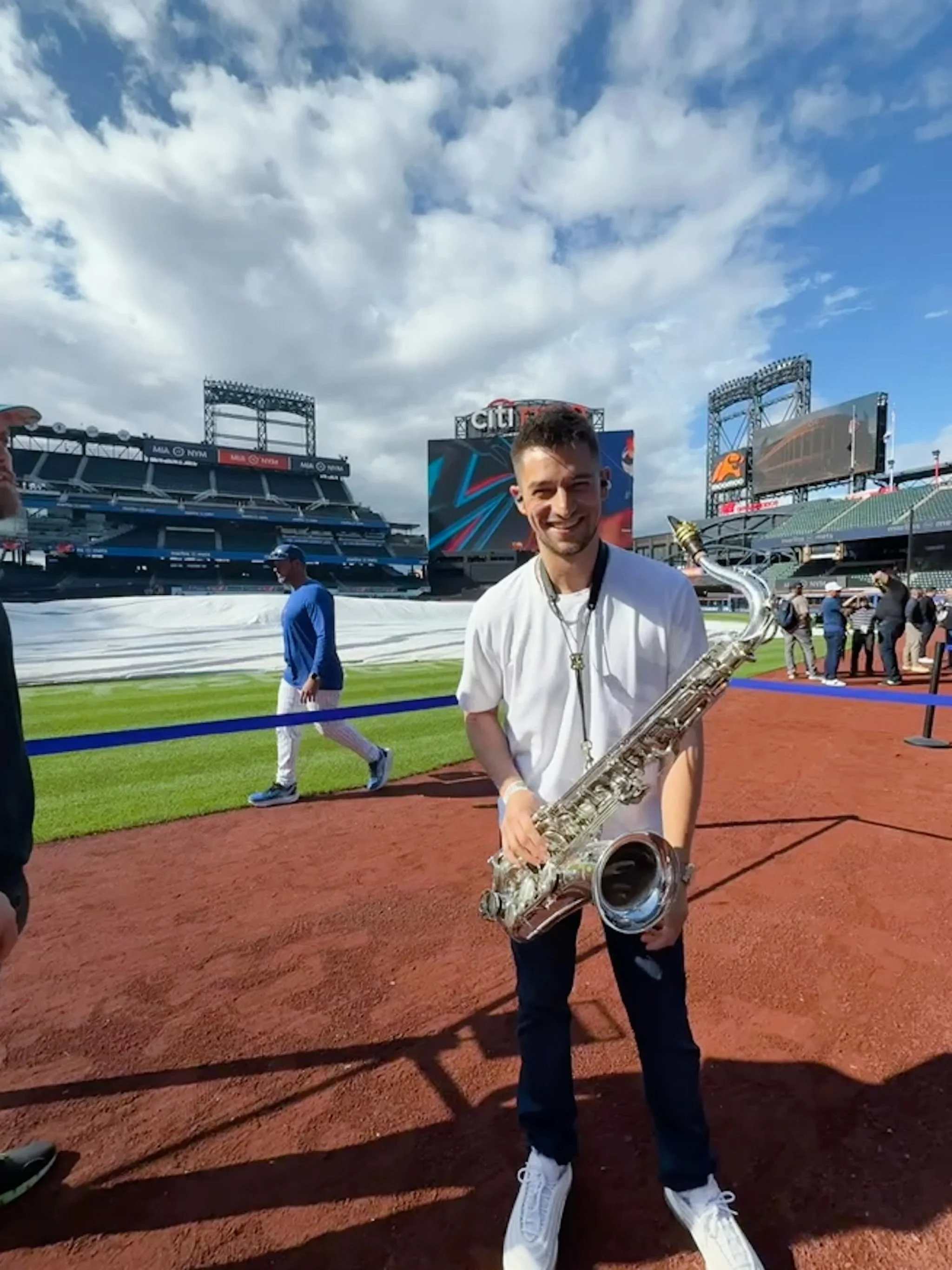 The calm before the rain&hellip; 

@mets @citifield 

#mets #newyork #citifield #mlb #baseball 

📸 by @gracekoplow