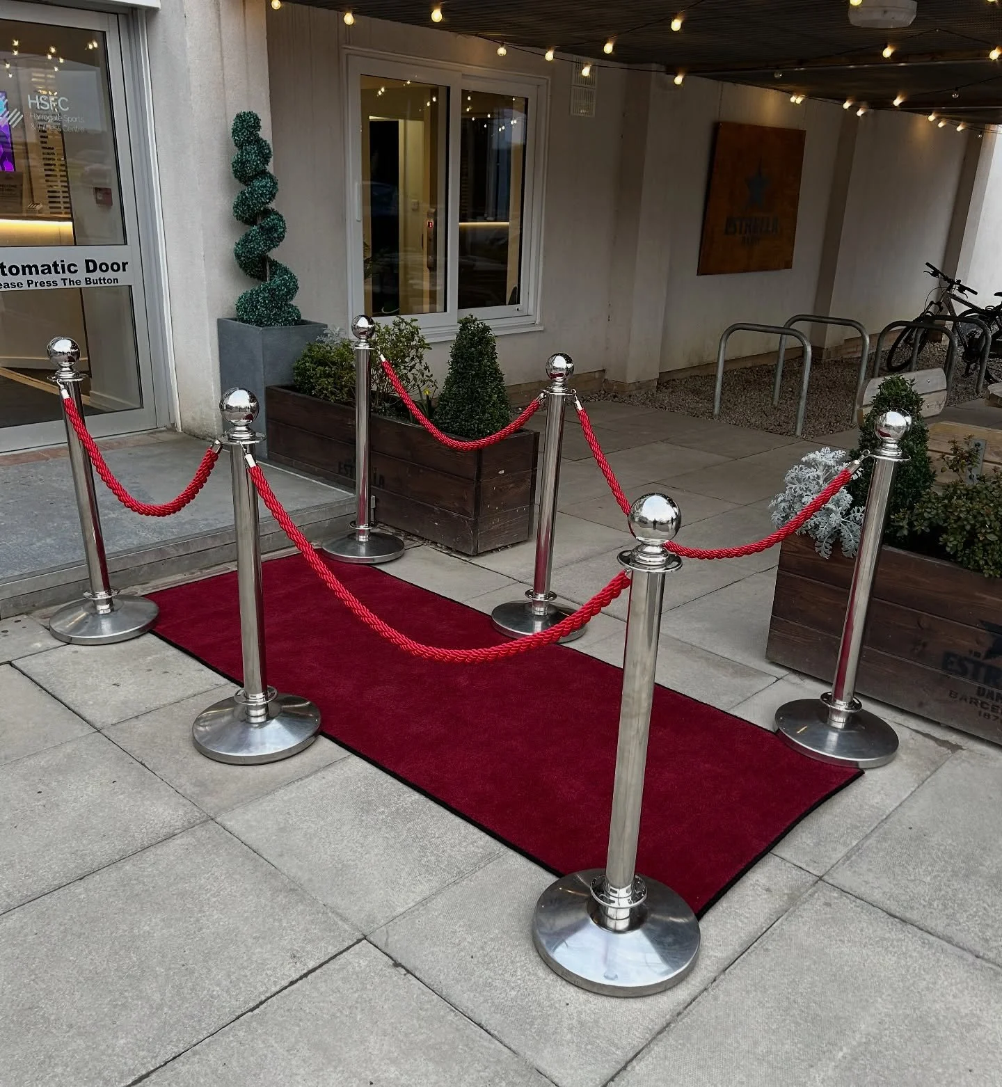 How perfect is our red carpet entrance😍 indoor and outdoor perfect for any occasion! What do you think? #redcarpet #redcarpetentrance #barrierpolesandropes #eventhire #partyprophire #prophire