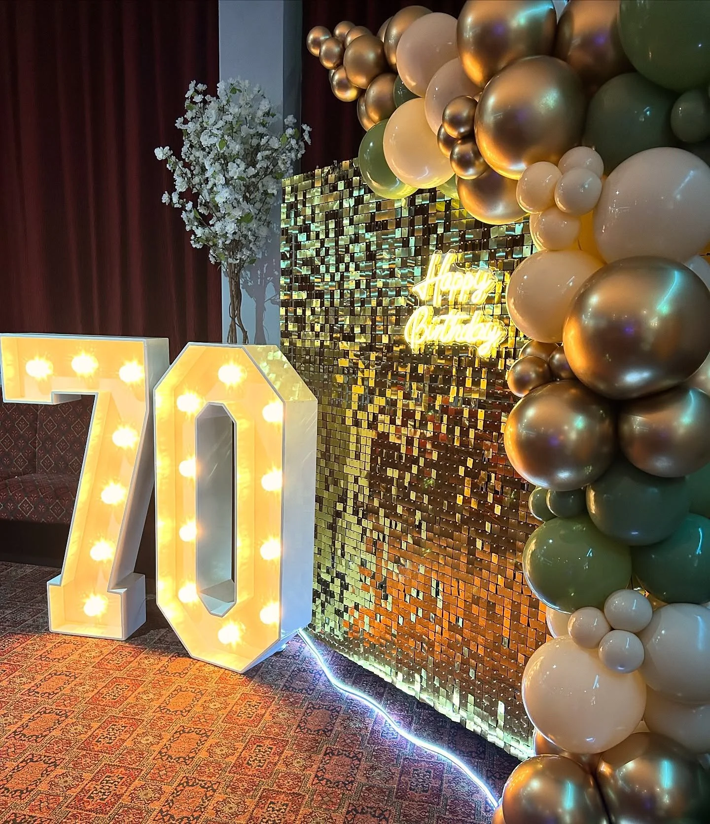 Love these colours💚🤍😏 #eventshire #fyp #love #baloonstyling #kalisanballoons #balloonwall