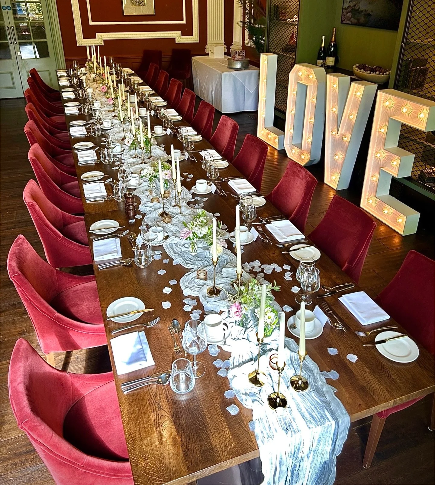 We just love LOVE&hearts;️ Happy Wedding Day Darlings🎉🎉 #weddinghire #weddingtablehire #weddingsetup #weddingphotography