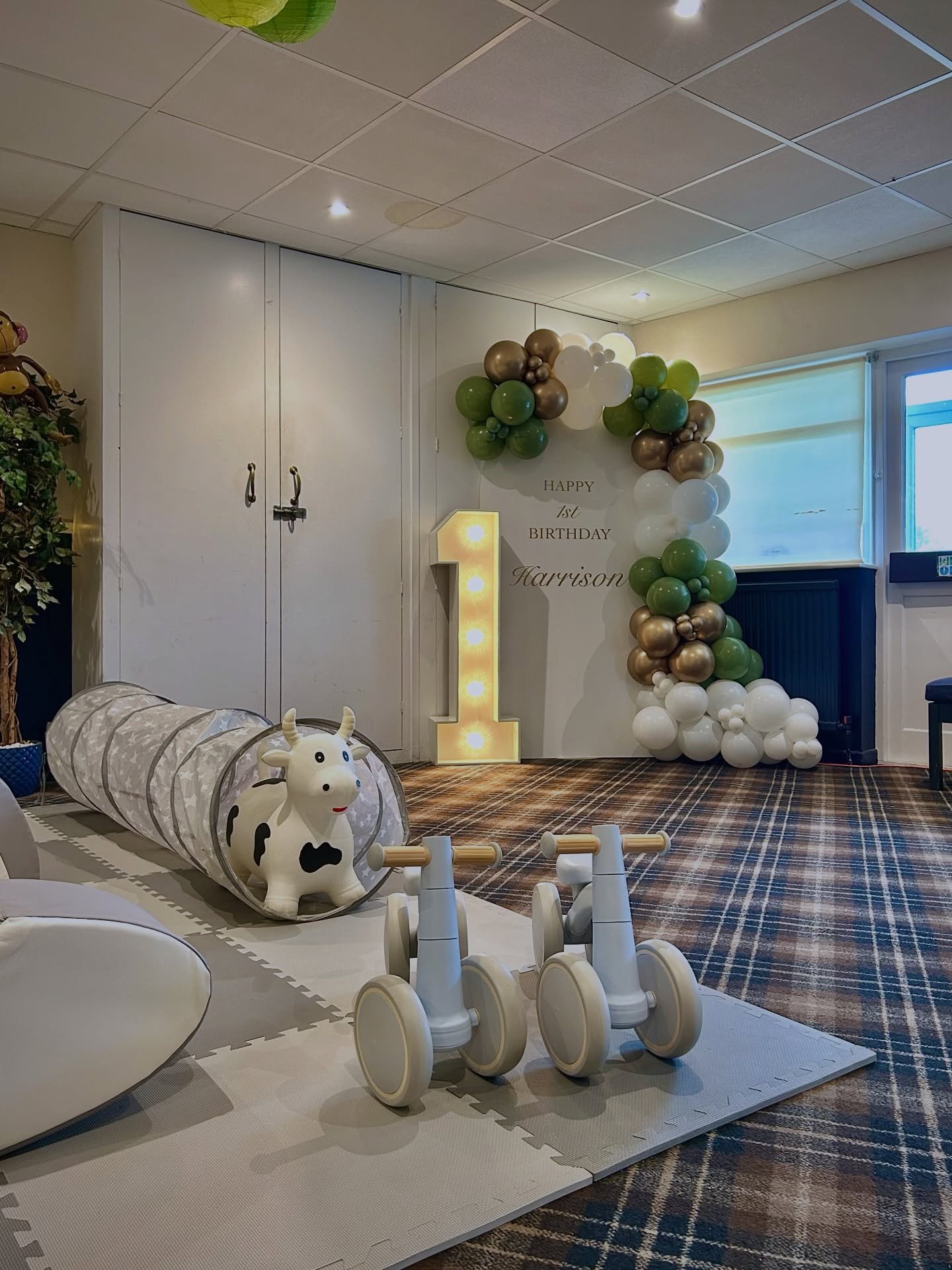 Soft play &amp; balloon display featuring Colin the cow🩵 #balloondisplay #kidsballoons #childrenspartyhire #partyhireleeds #balloondecorwakefield