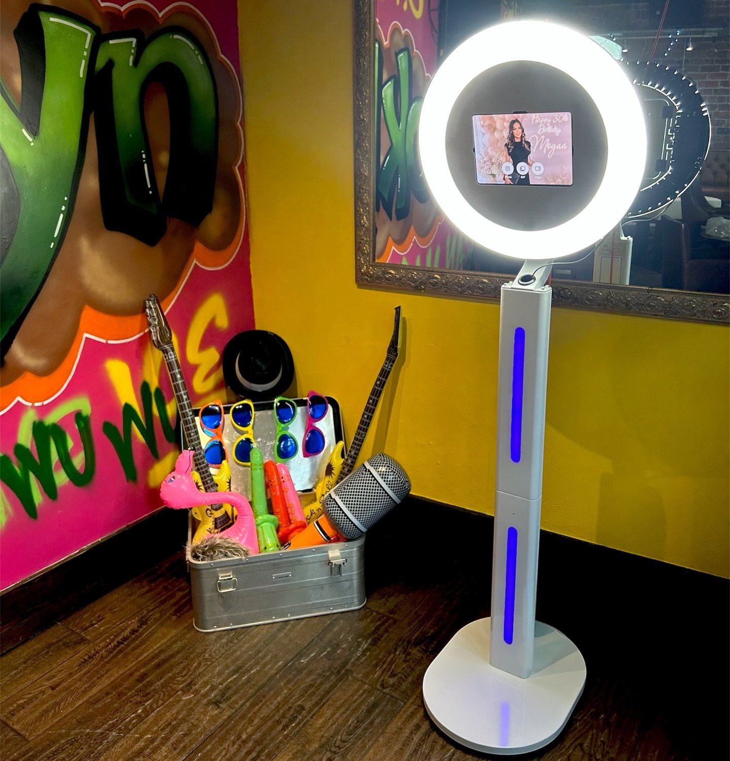 Selfie pod out this weekend! Loved this venue colours🥳🎉 #selfiepod #selfiepodleeds #selfiepodhireleeds  #eventhireleeds #eventshireleeds