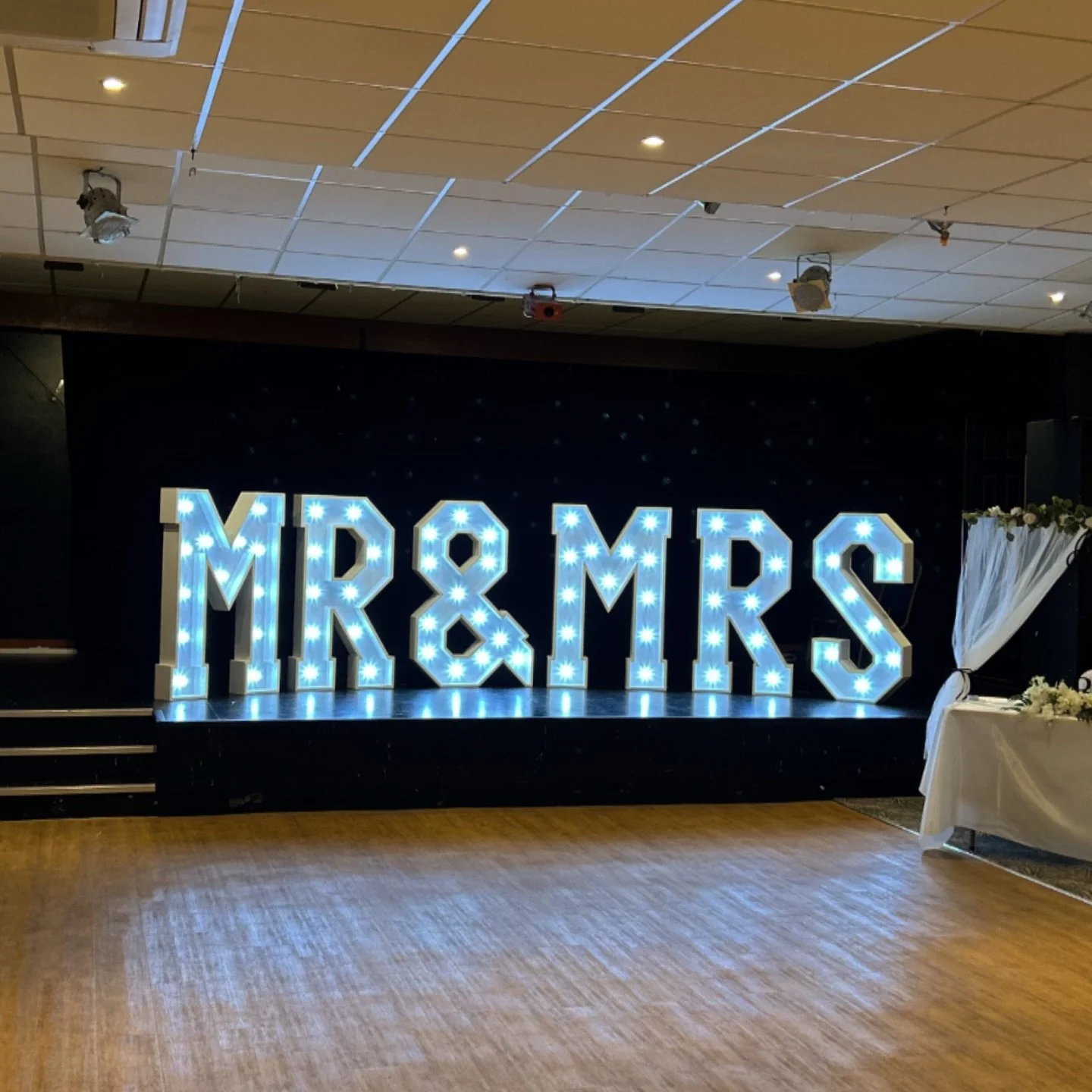 Ooo she shiny🤍 mr&amp;mrshireleeds #lightupmrandmrs #mrandmrslightsleeds #weddinglettersleeds