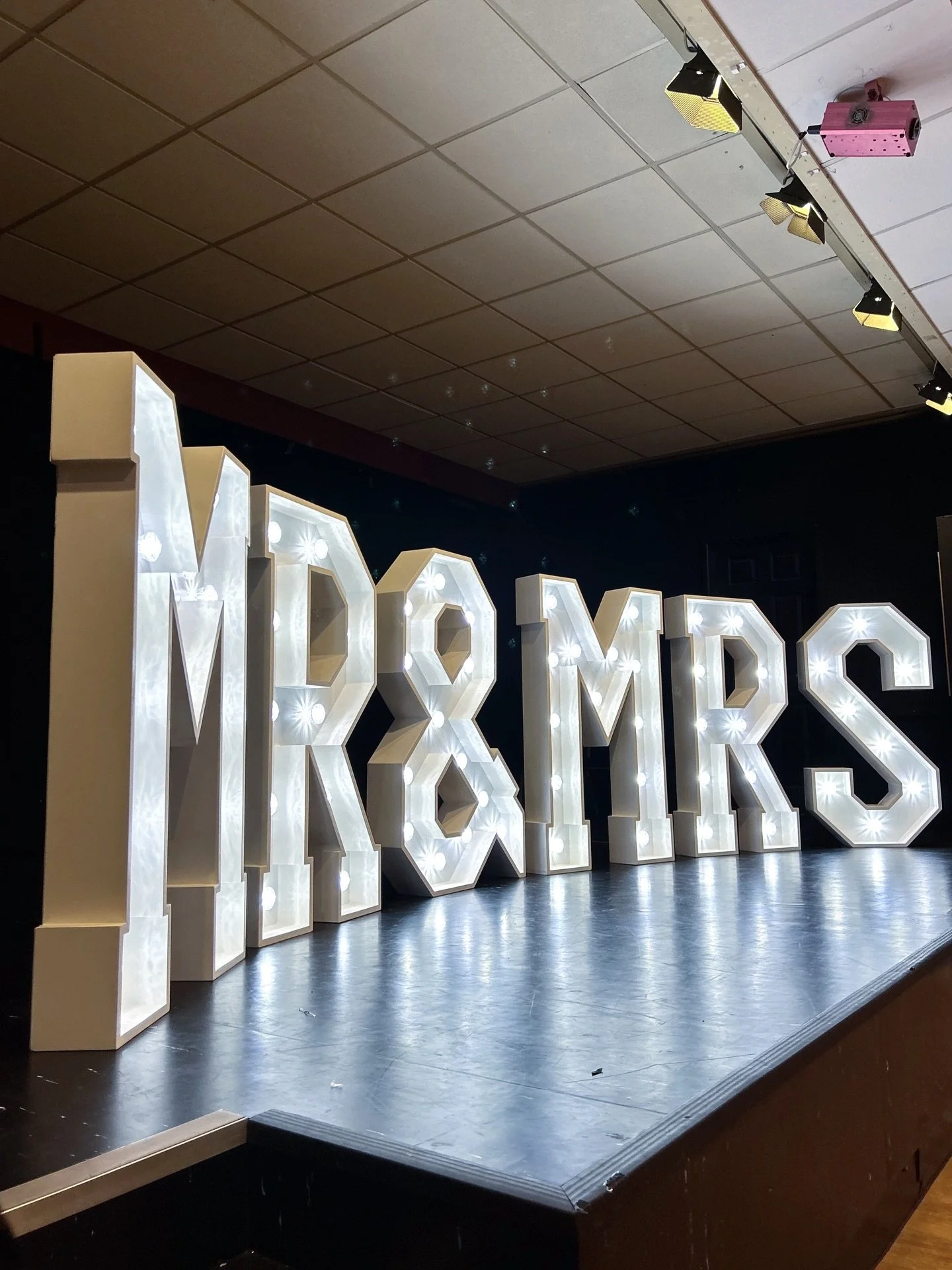 Light up your special day with our elegant &ldquo;Mr &amp; Mrs&rdquo; letters 🤍
Perfect for weddings, engagement parties and receptions, these stunning letters create the perfect focal point for photos, top tables and dance floors.
Our illuminated l