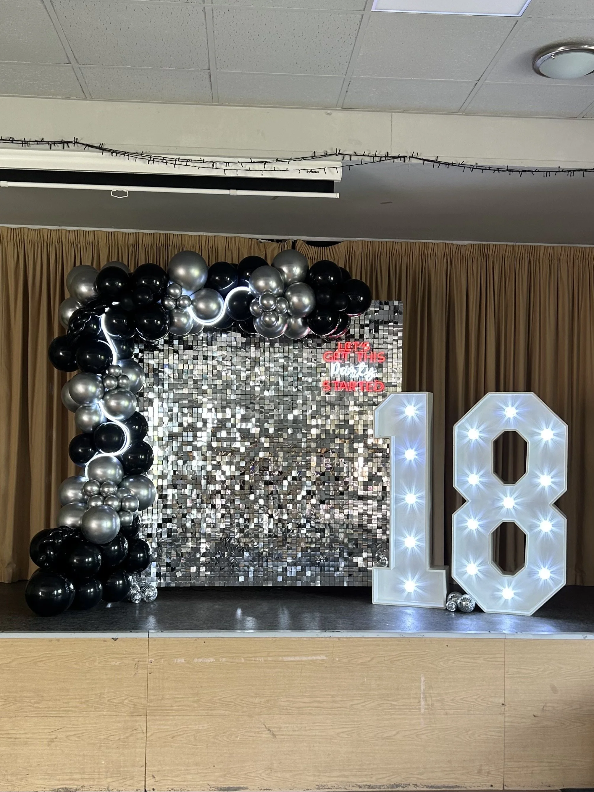 Silver Shimmer Wall And Balloons Light up 18