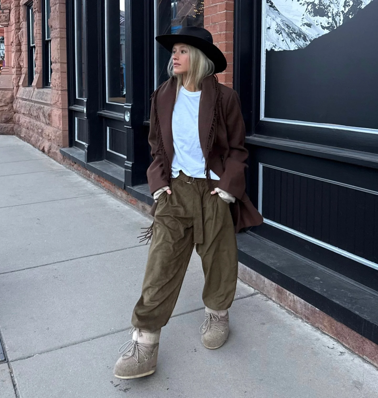 clothes from the weekend⭐️⭐️ Comment LINKS if you&rsquo;d like them 

#aspenoutfit #winteroutfitideas #moonboots https://liketk.it/5NvPr