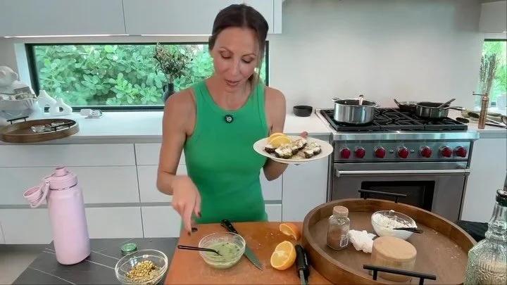 ✨ Nutrition Kitchen &mdash; Holiday Edition ✨
Our final live of 2025 on the Brooke Burke Body app, and what a beautiful way to close the year.
We started with a cozy leek &amp; zucchini soup &mdash; nourishing, fiber-rich, and deeply comforting.
Then