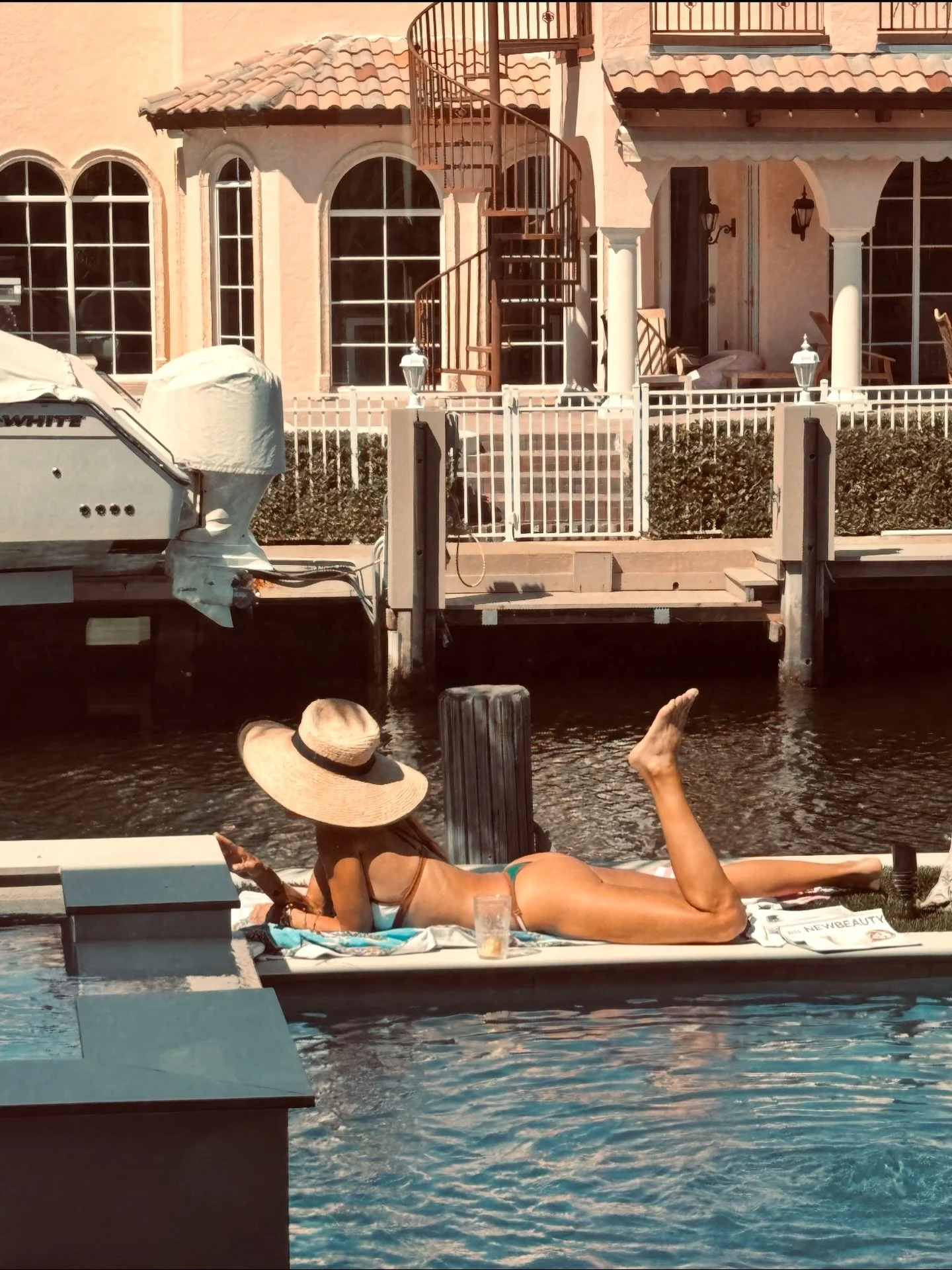 I need more days like this!
J O M O - the 
JOY
OF 
MISSING 
OUT

How about you?

#relaxandenjoy #jomo #pooltime🏊