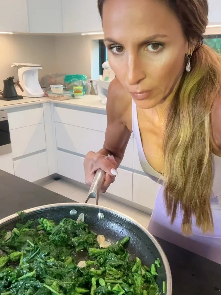 You guys keep asking me how I stay in shape while still loving food&hellip; so here&rsquo;s the truth:
I don&rsquo;t believe in sad diet food.
I believe in beautiful food.
Flavorful food.
Chef-level food.
Food that makes you WANT to sit down at the t
