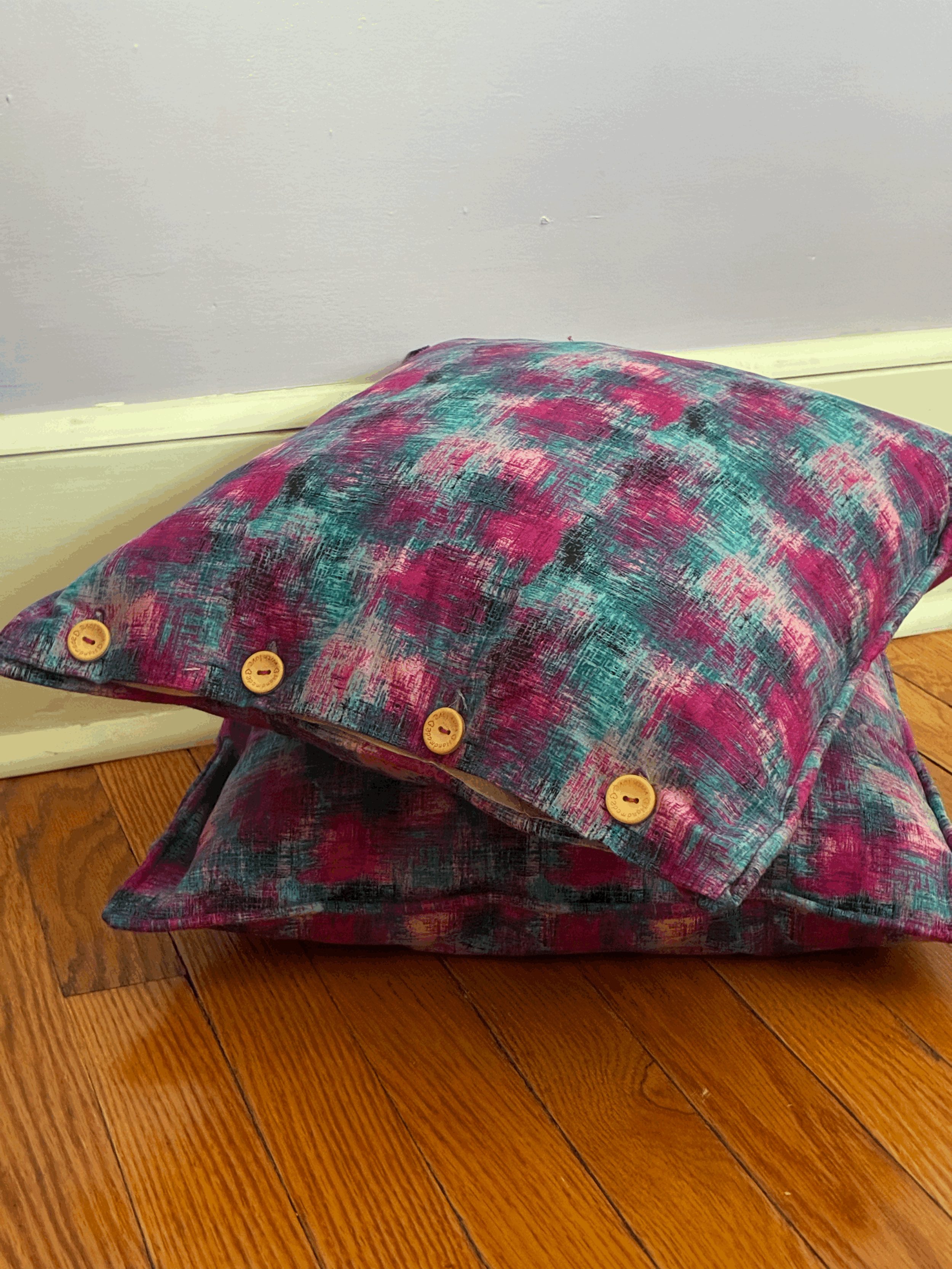 tempImagepcLZGB.gif. Pillow case with button enclosure.