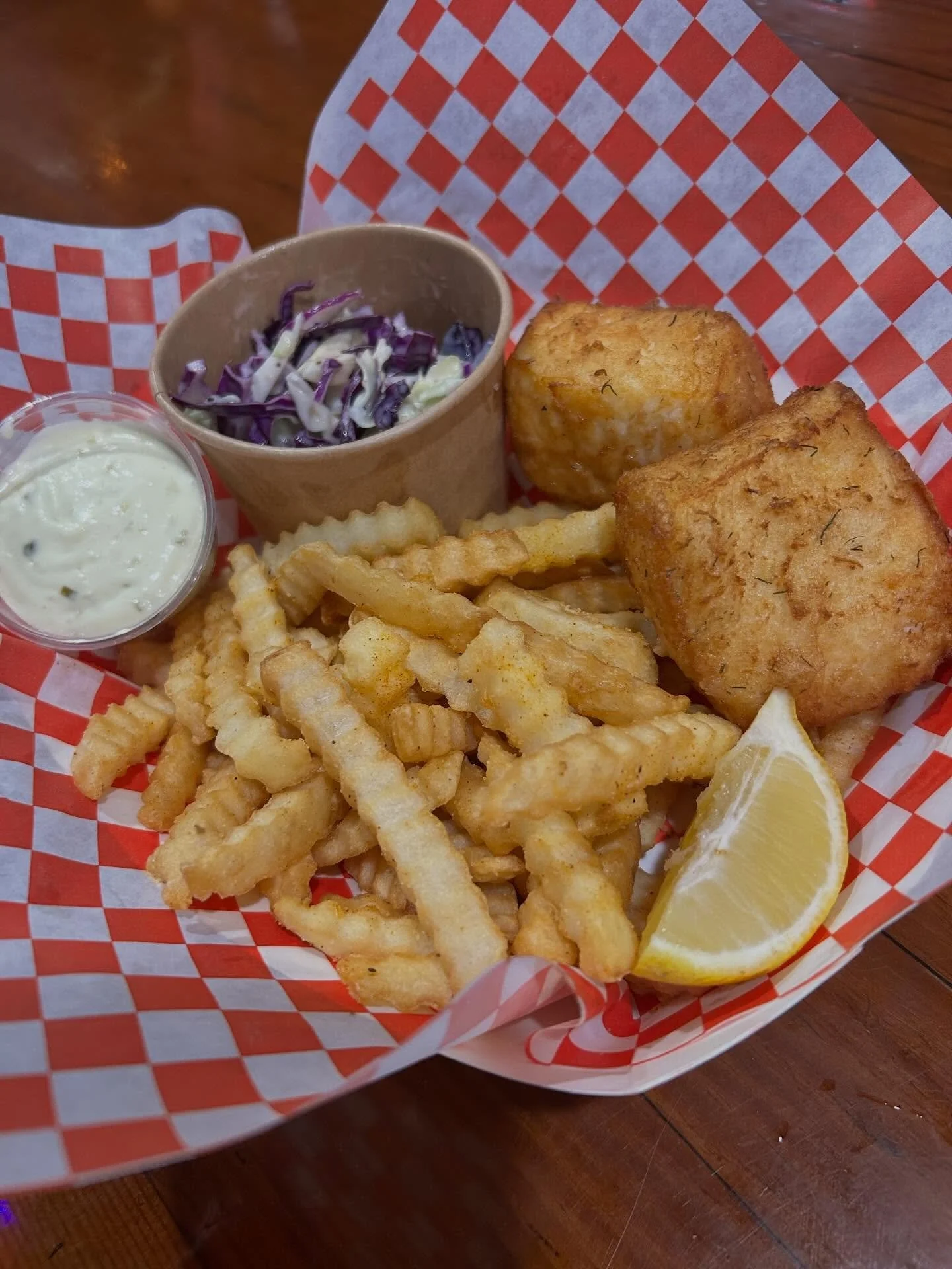 Halibut fish n chips!
Fridays only!
Halibut in house dredged mix, choice of fries or tots, tartar sauce, ale and lemon wedge $24