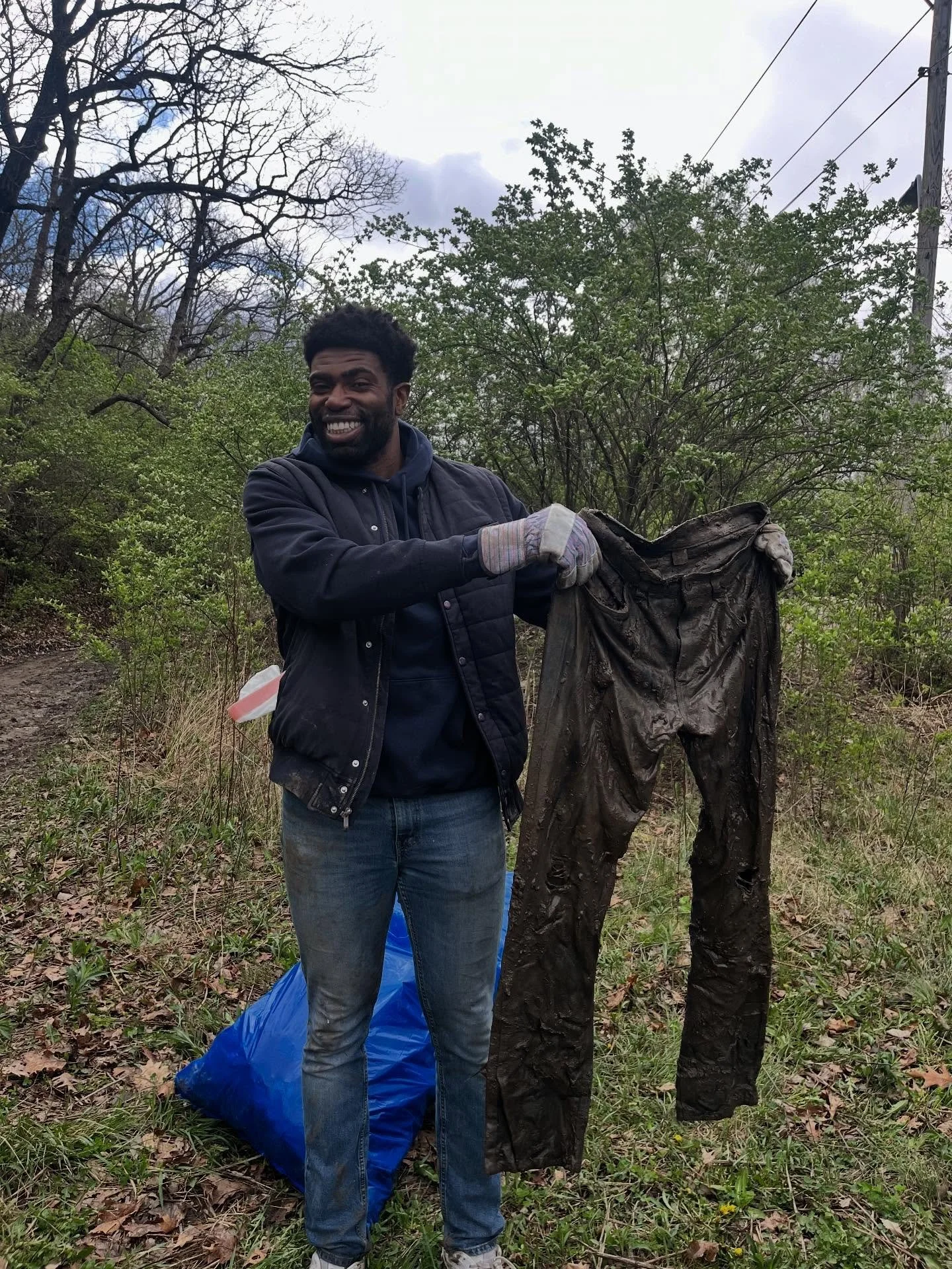 Spring cleaning in full effect ☀️

Spent the morning with Amanda cleaning up Budd Park in the Indian Mound neighborhood, something she shows up to do regularly, then headed to Coal Mine Rd to support the Heartland Conservation Alliance and the Blue R