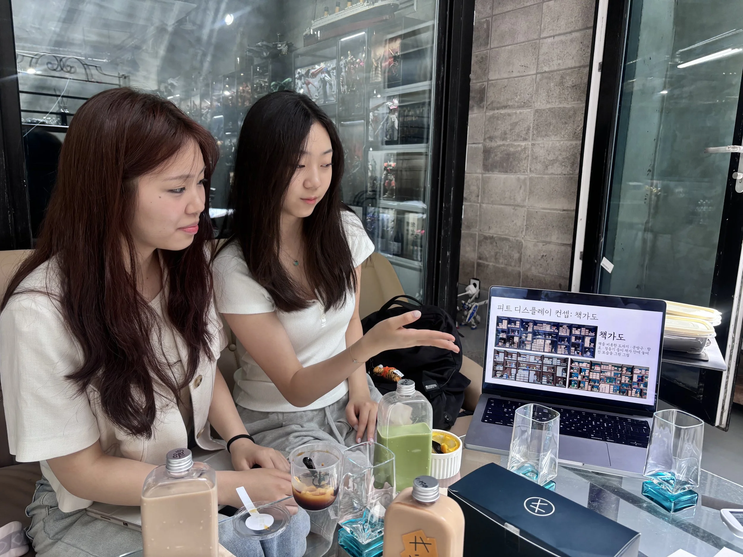 Minji and Yurim met up with a professional who was willing to help make our imagined look of display into reality.