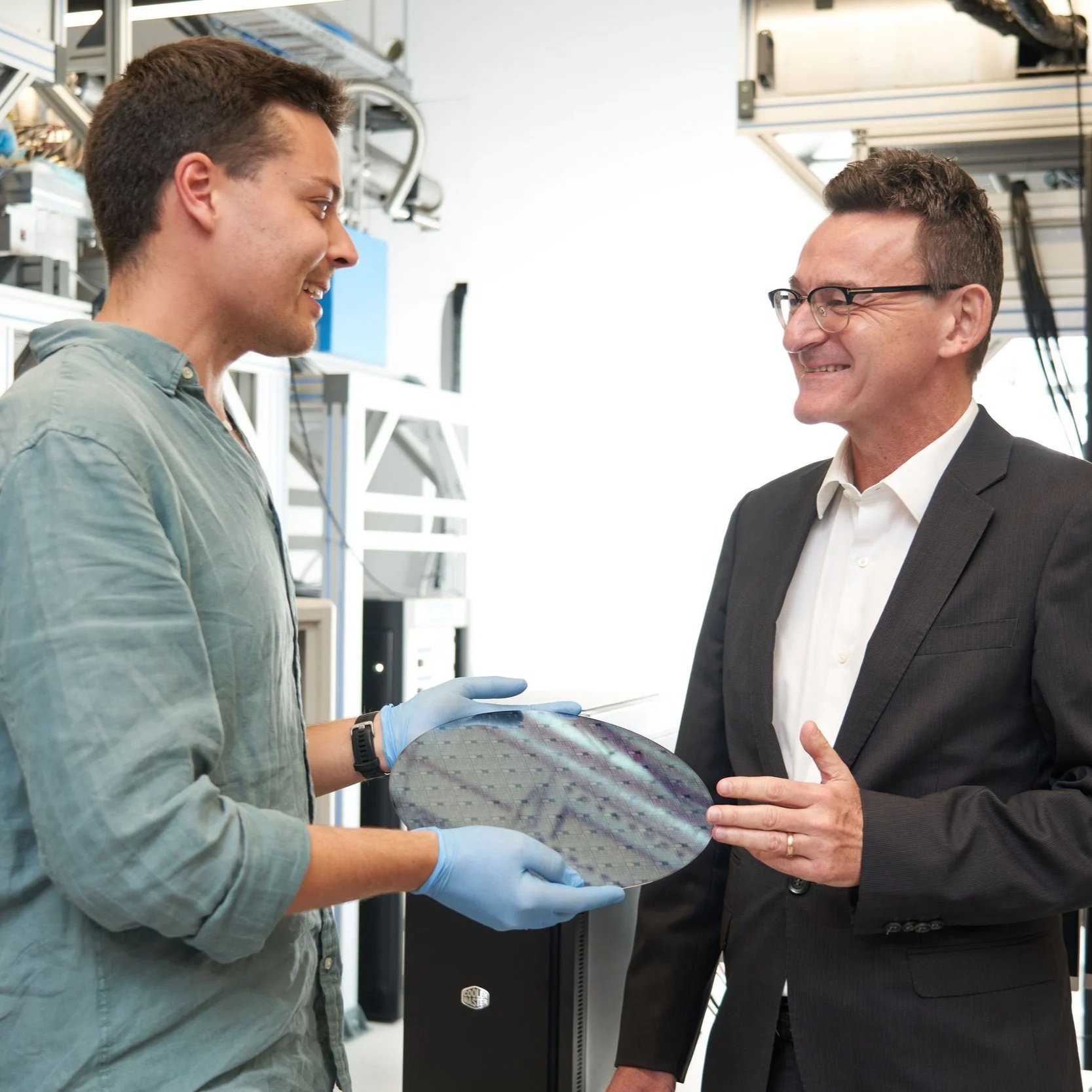 Demonstration of 99.9% single qubit control fidelity of a silicon quantum dot spin qubit made in a 300 mm foundry process