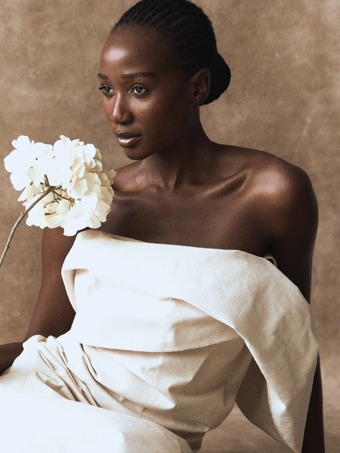 Created this canvas backdrop thinking only about texture and tone, but seeing it blends into her skin brought out something I couldn&rsquo;t have planned. The kind of moment that reminds me why I love creating.

Special thanks to the team: @_ade_bisi