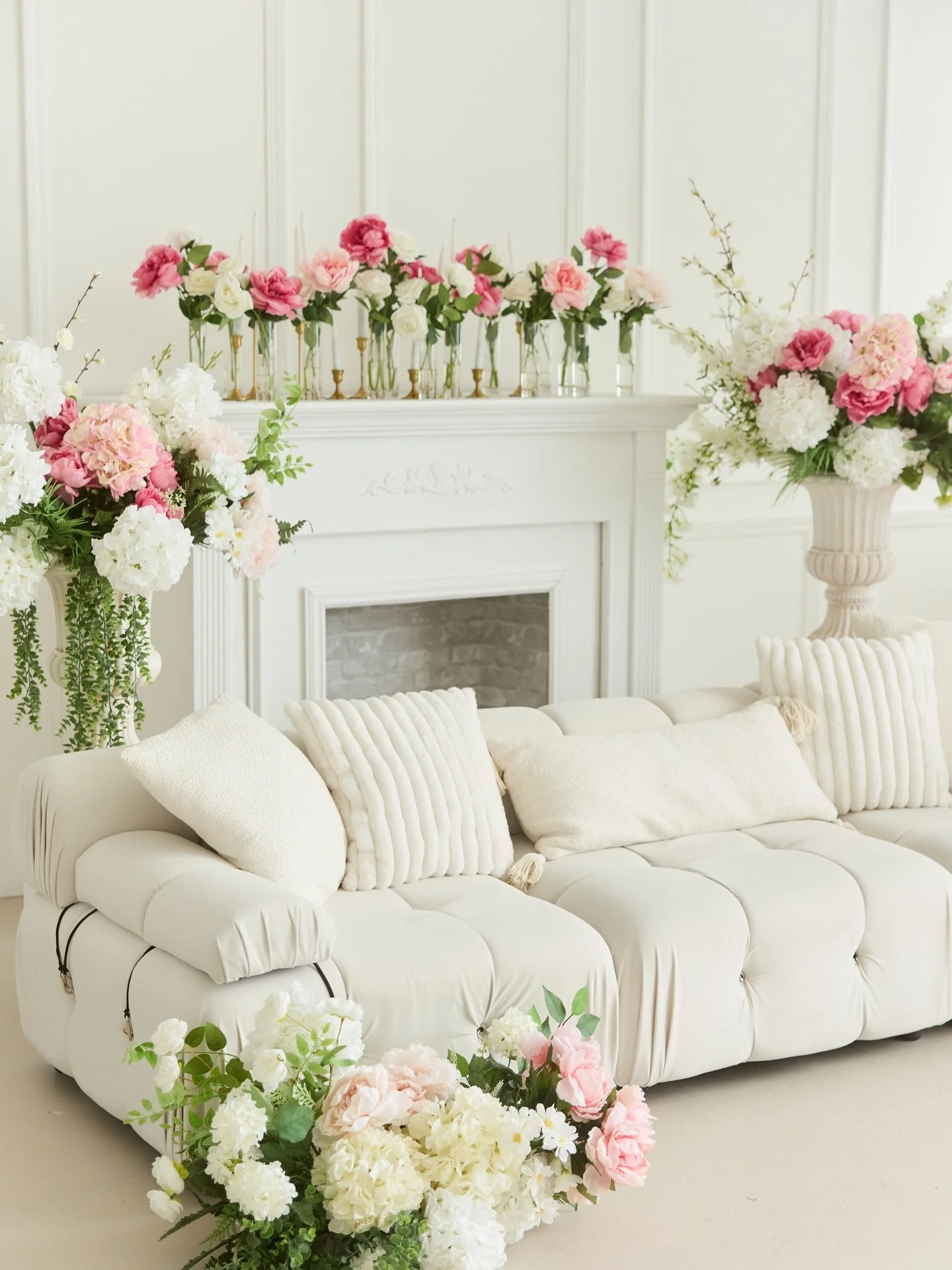 Can we talk about this setup for a second? 

Every detail of this year&rsquo;s spring mini was handcrafted by @saraas_brwn photographer, florist, and honestly just one of the most talented people I know. She built this from scratch and it shows.

Wor