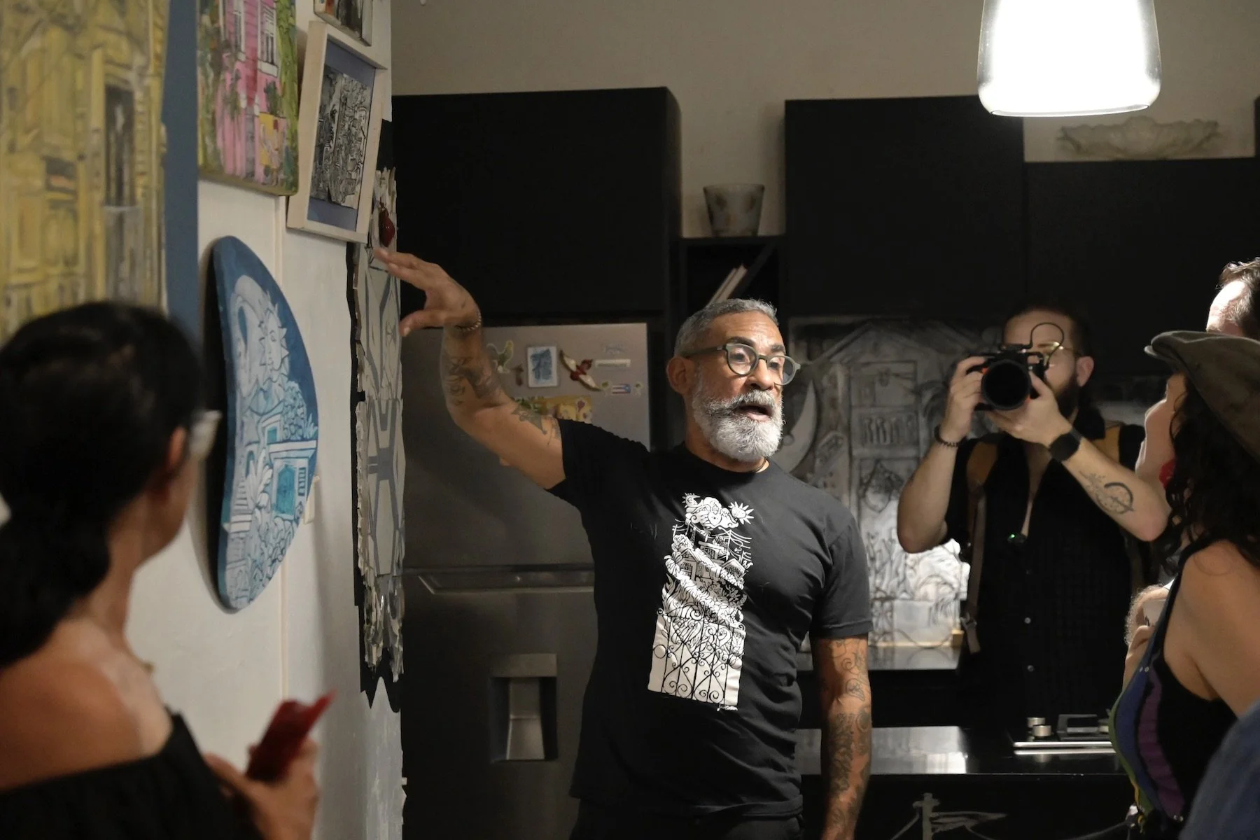 _DSC2519.JPG  Javi Cintrón,  Preludio Martes de Galería en Santurce, Mundo Society, 📷Debbie Torres, 7 oct 2025.JPG