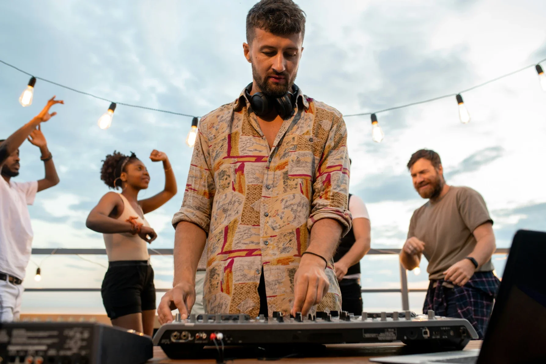 How a Karaoke DJ Keeps Wedding Guests Entertained All Night